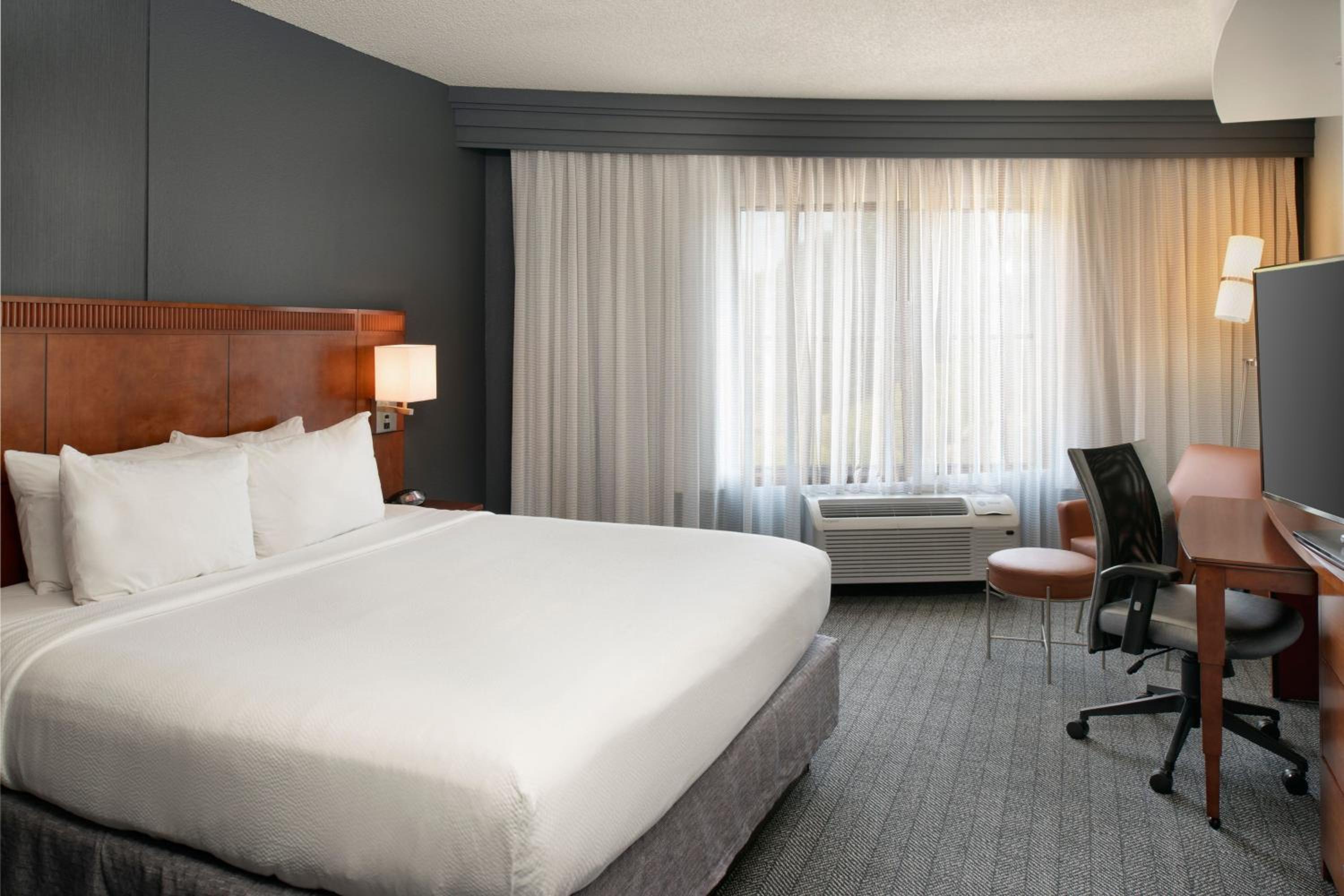 One-Bedroom King Suite - Photo 2