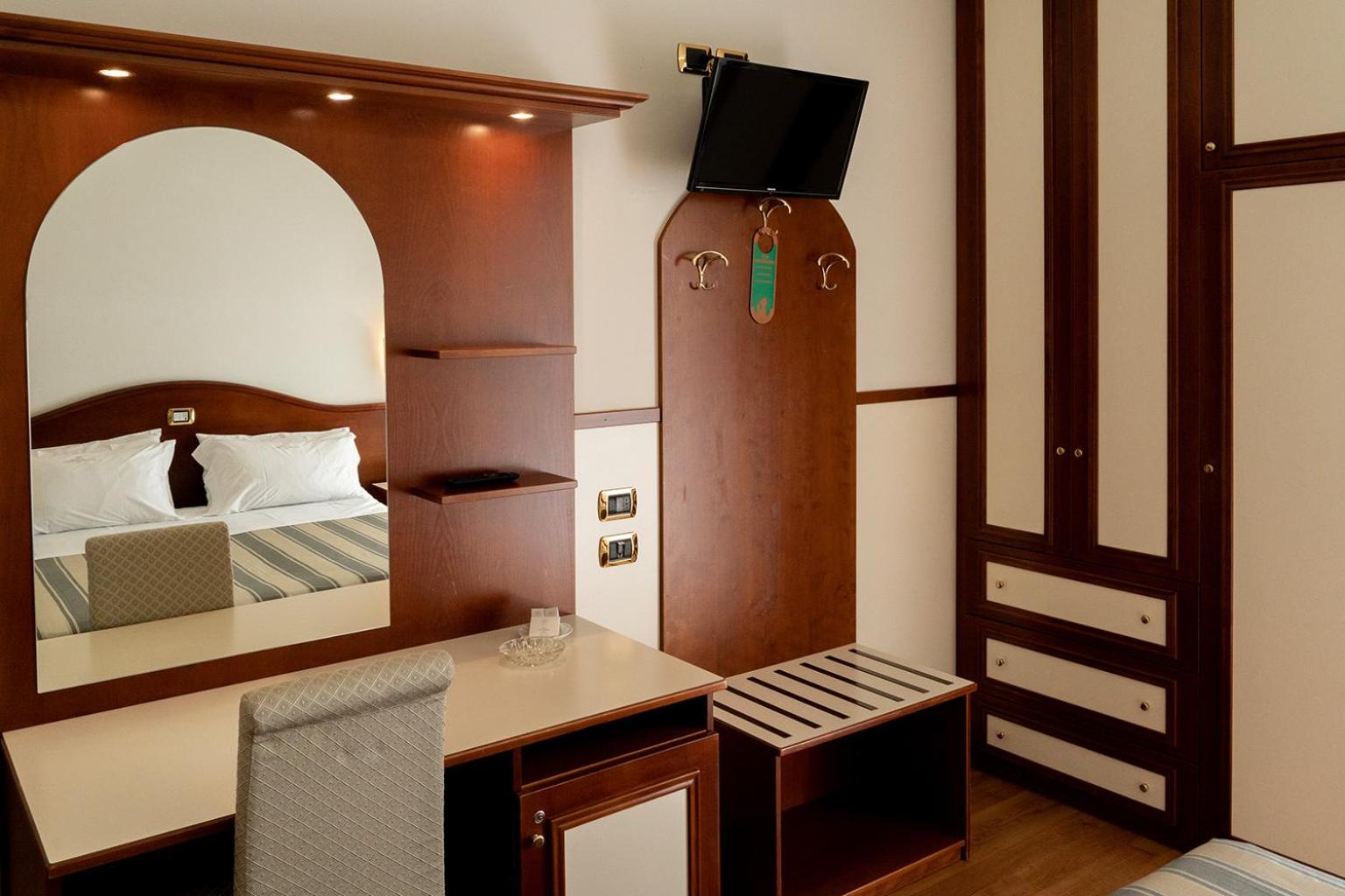 Triple Room with Lateral Sea View  - Photo 6