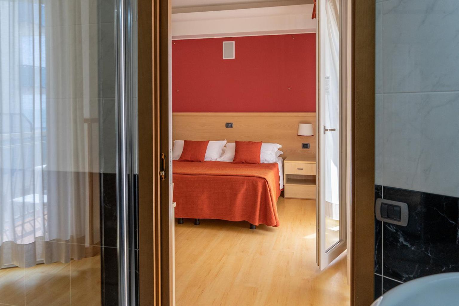 Junior Suite with Lateral Sea View - Photo 9