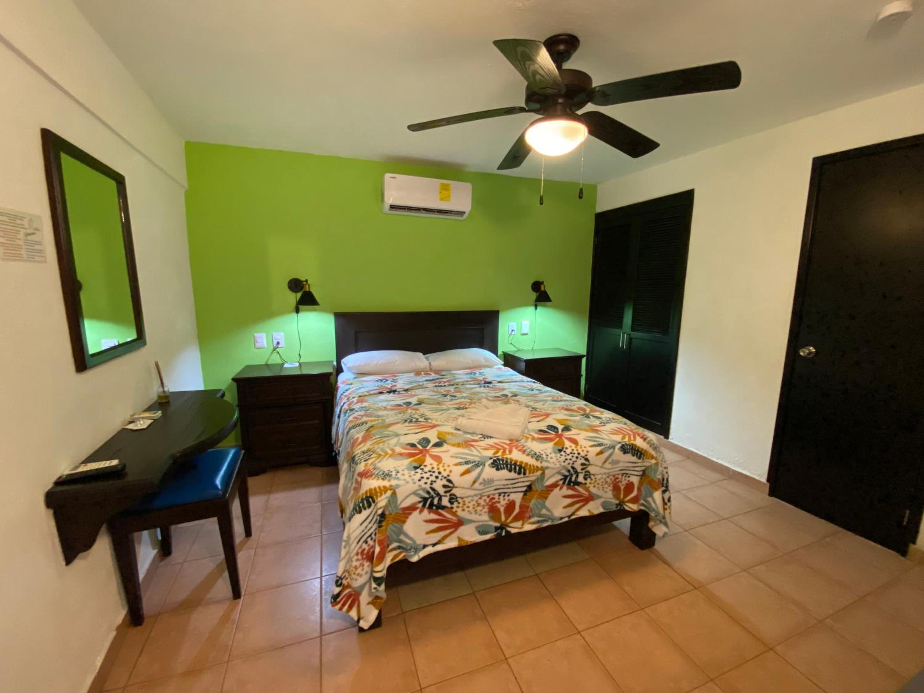 Standard Queen Room photo 2