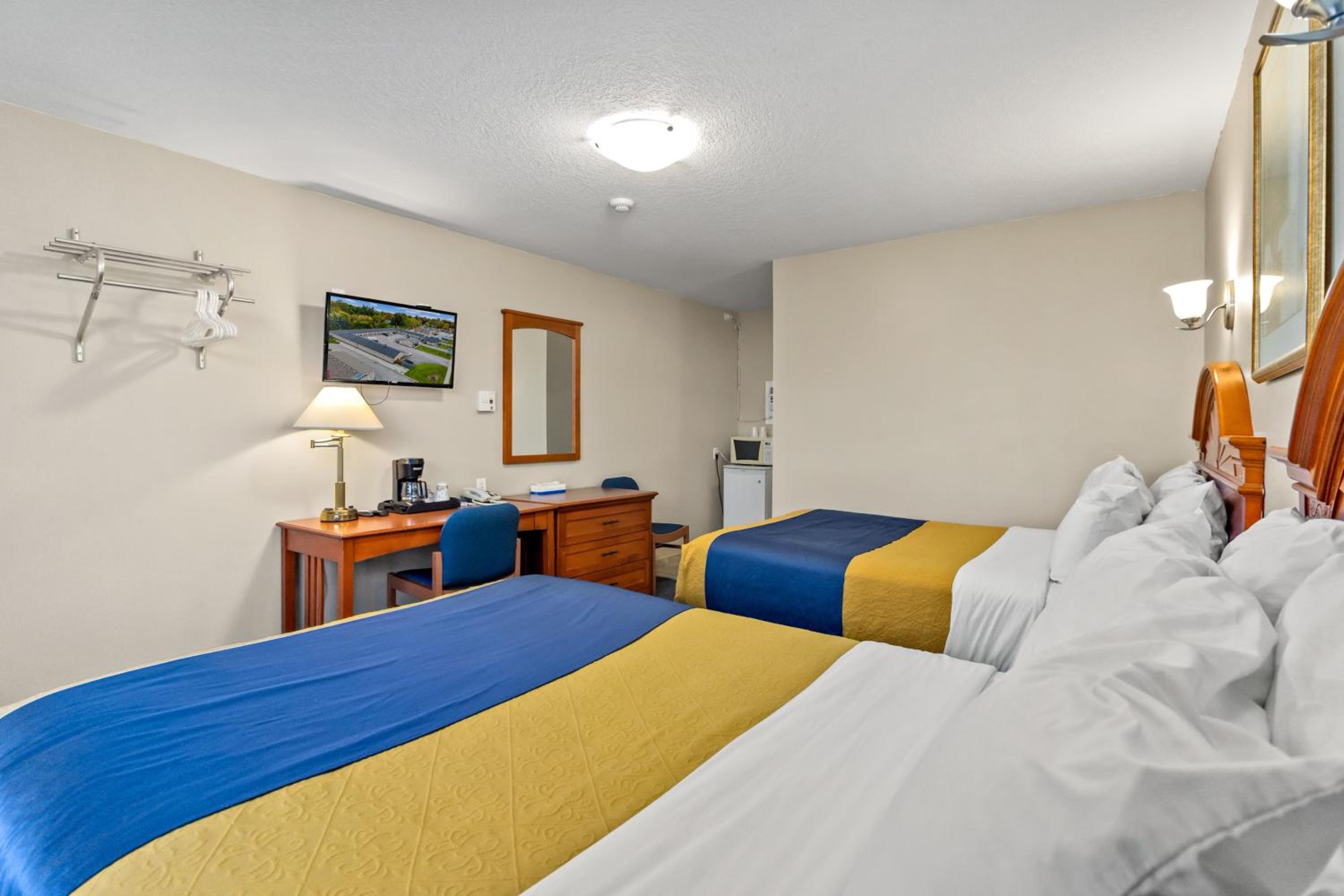 Double Room with Two Double Beds - Non-Smoking - Photo 4