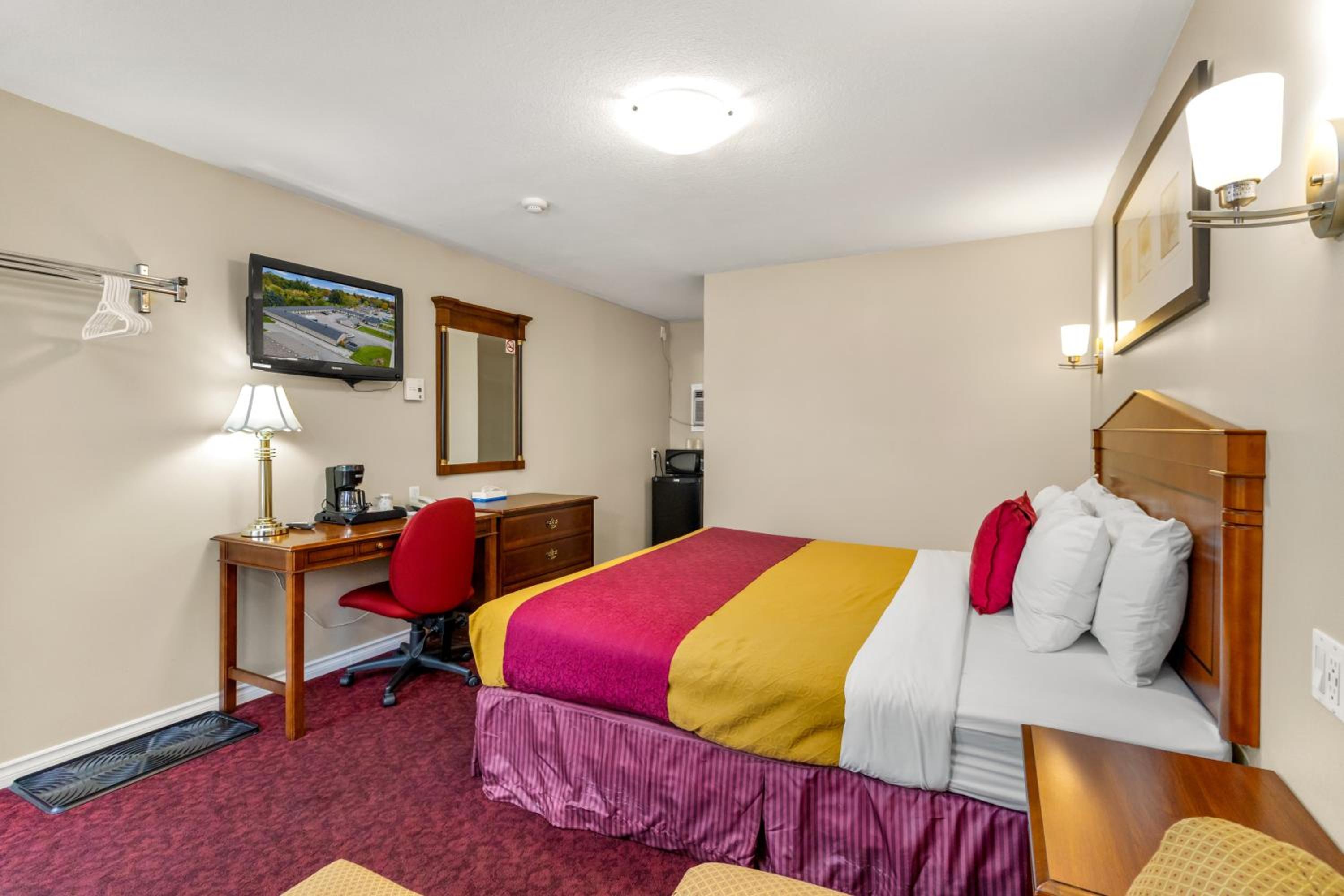 King Room - Non-Smoking - Photo 9