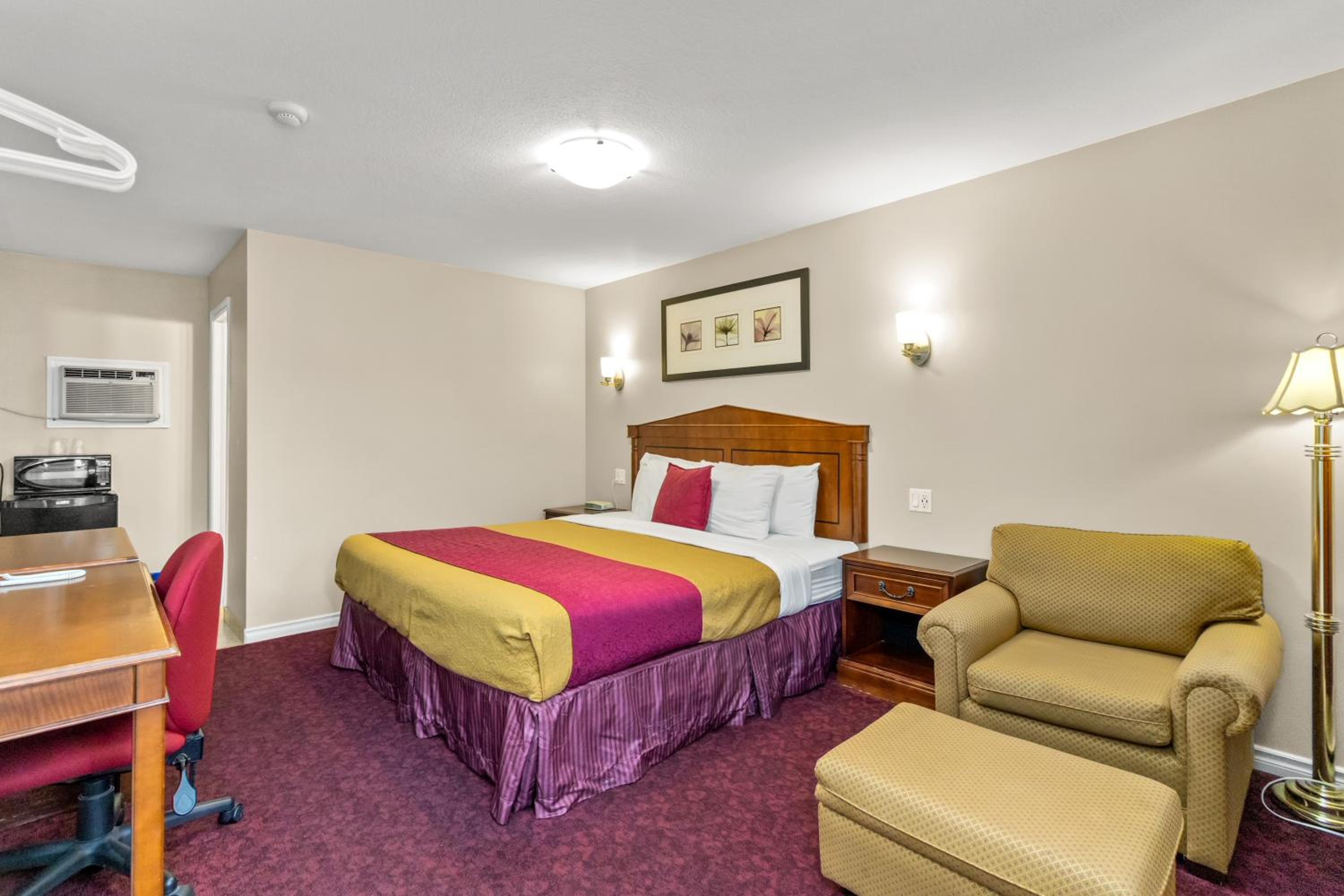 King Room - Non-Smoking - Photo 7