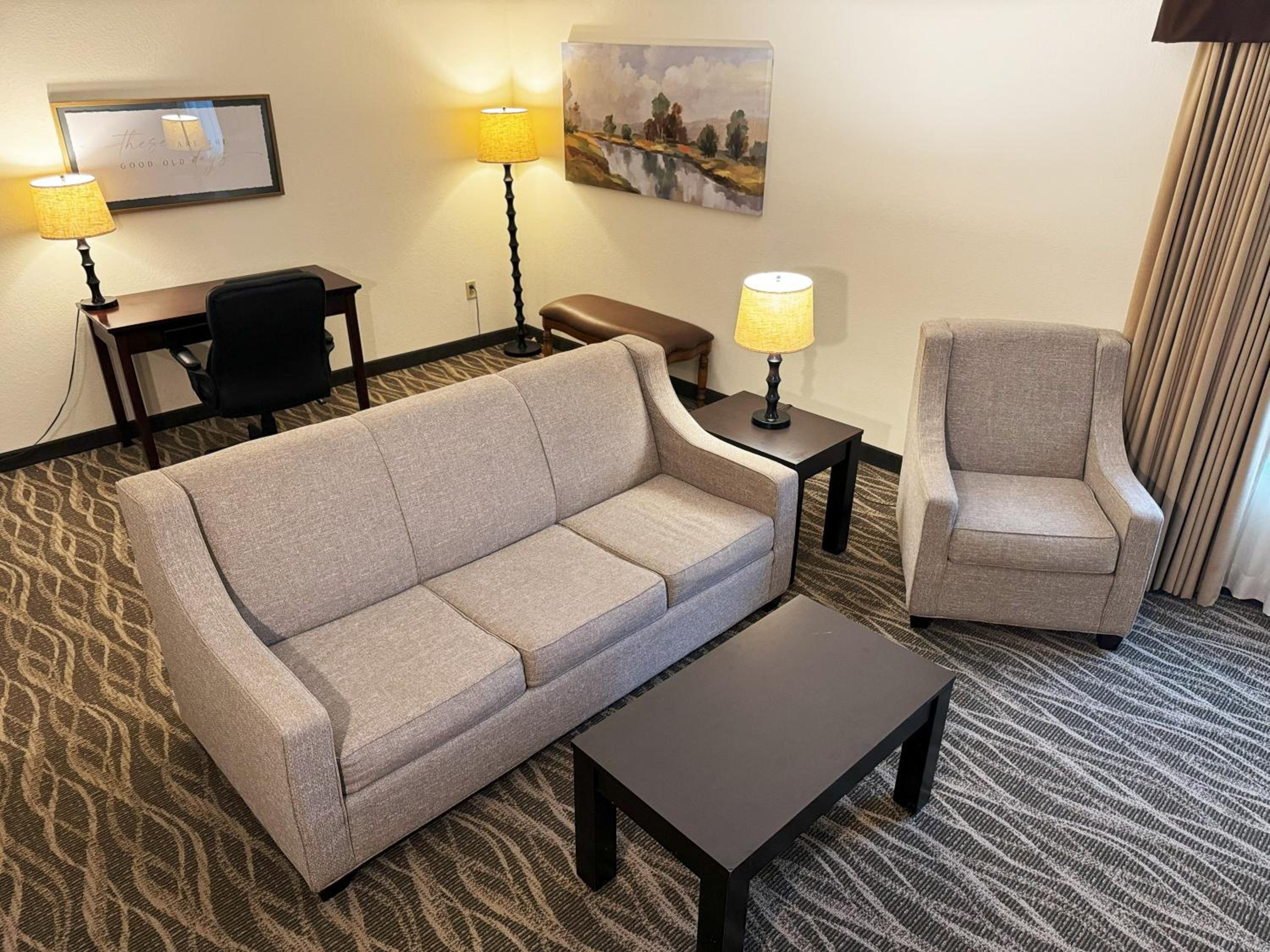 Suite with Two Queen Beds and Sofa Bed - Non-Smoking - Photo 5