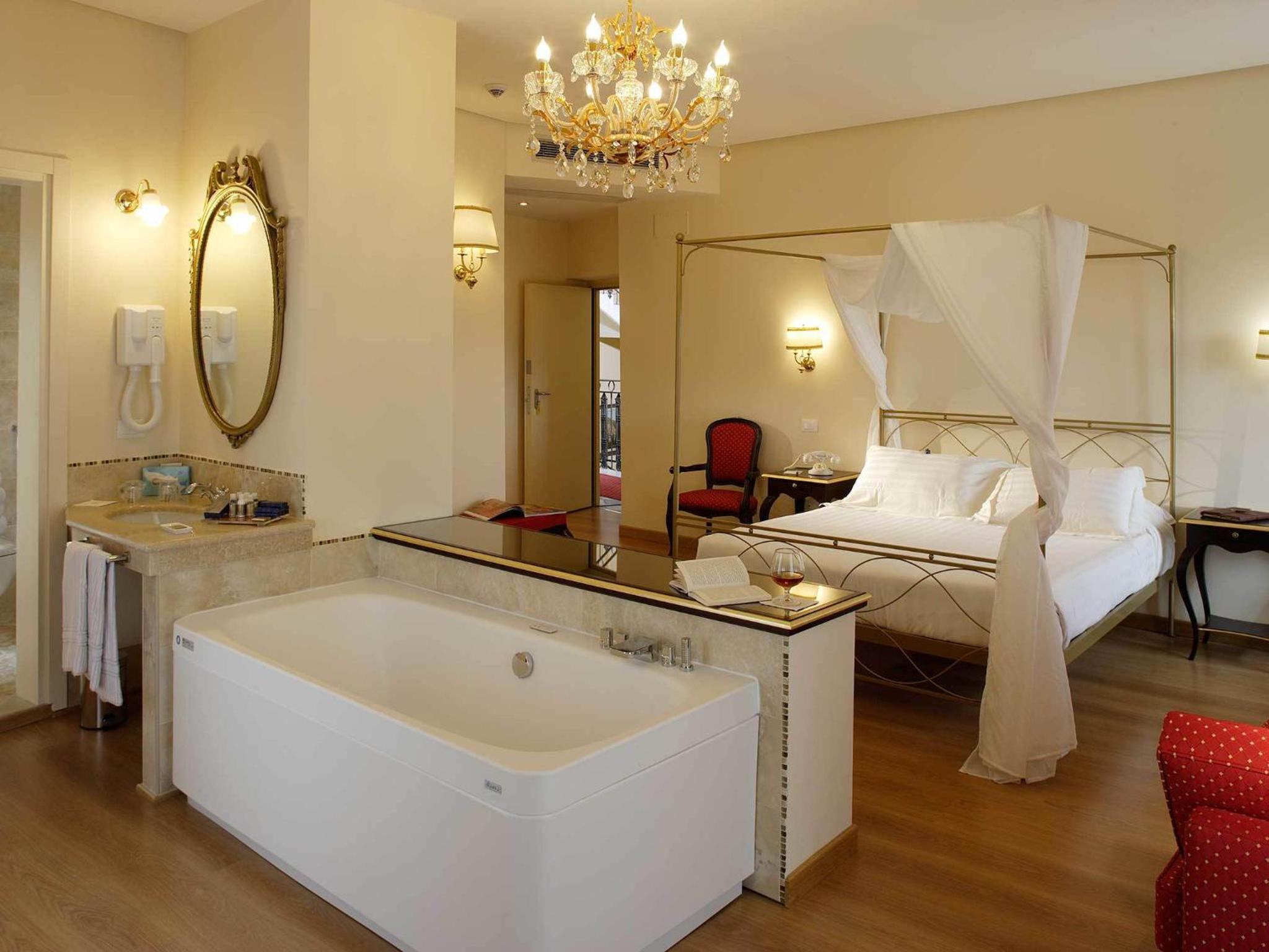 Suite with Hot Tub - Photo 1