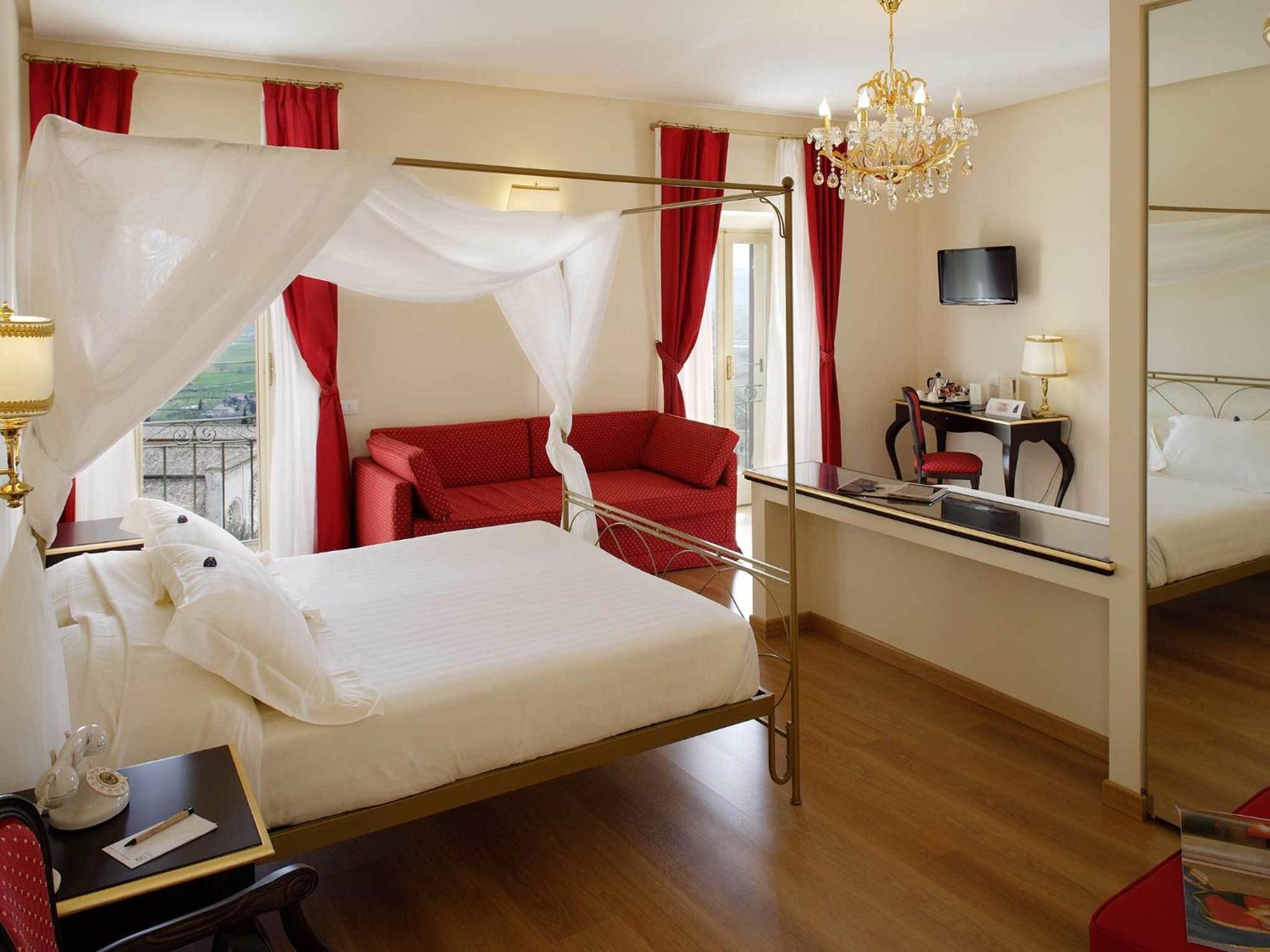 Suite with Hot Tub - Photo 3