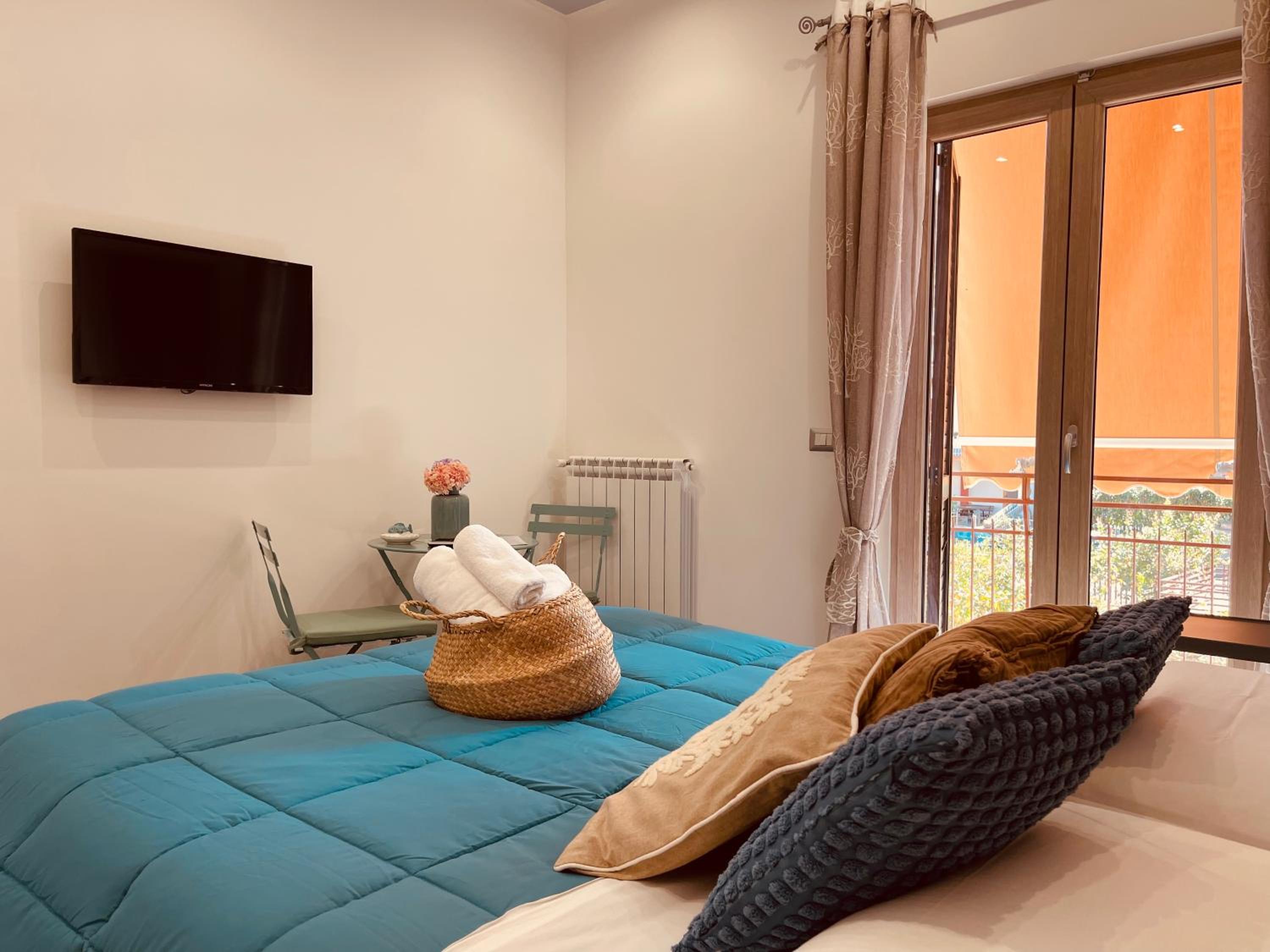 Deluxe Double Room with Balcony - Photo 3