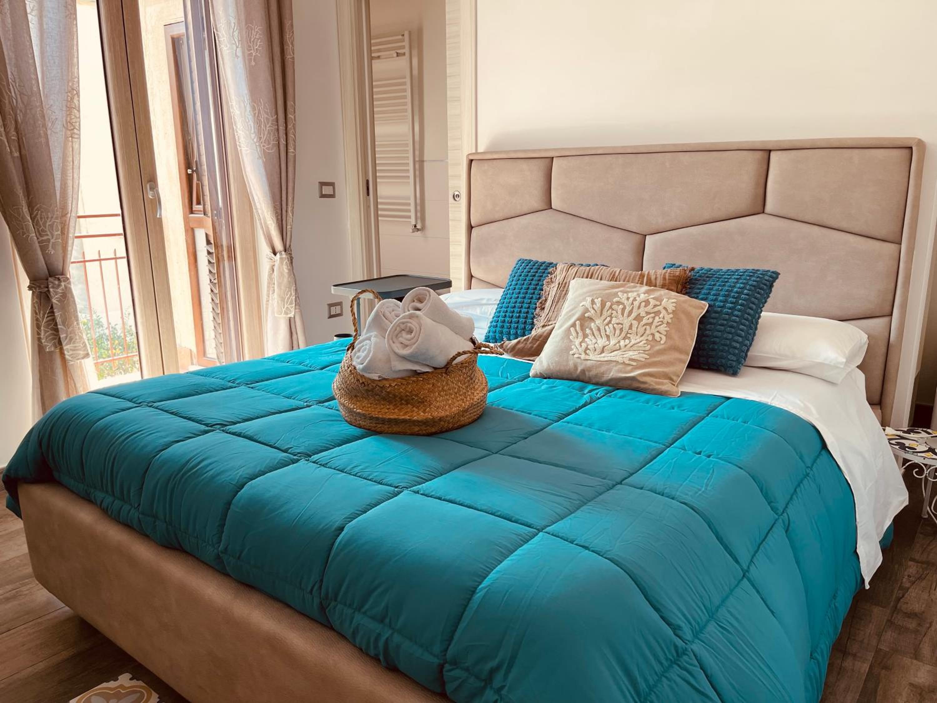 Deluxe Double Room with Balcony - Photo 11