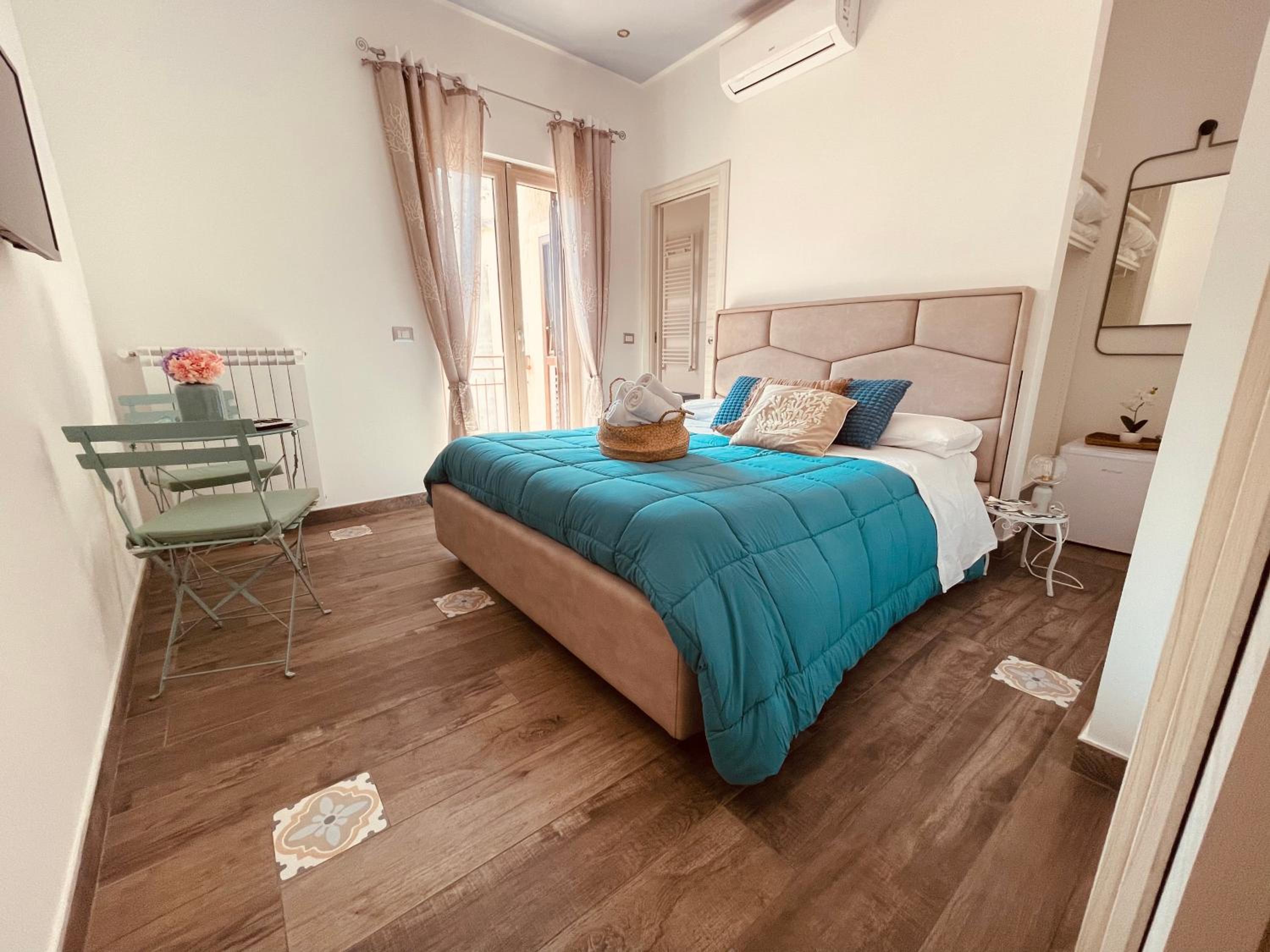 Deluxe Double Room with Balcony - Photo 6