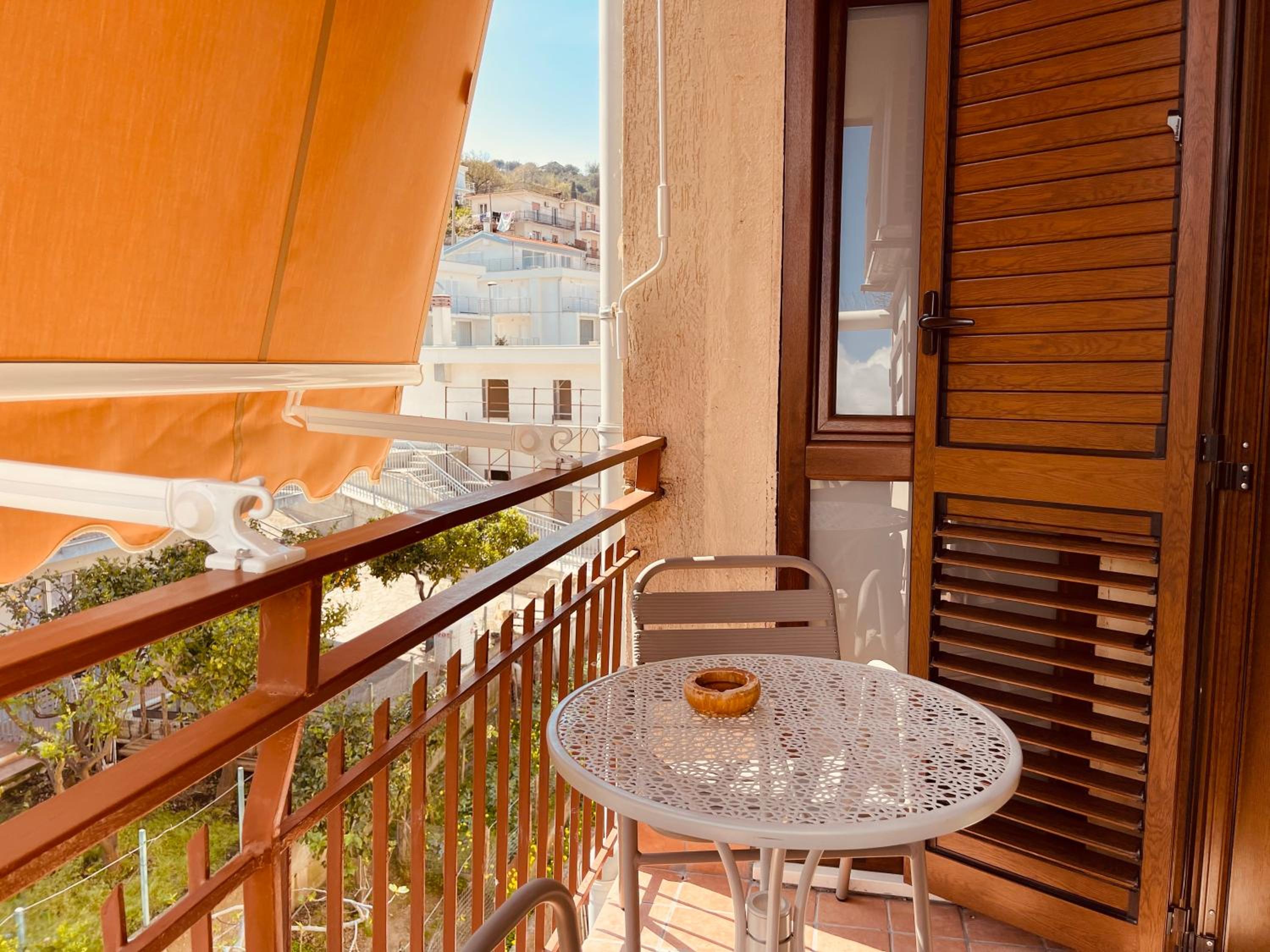 Deluxe Double Room with Balcony - Photo 12