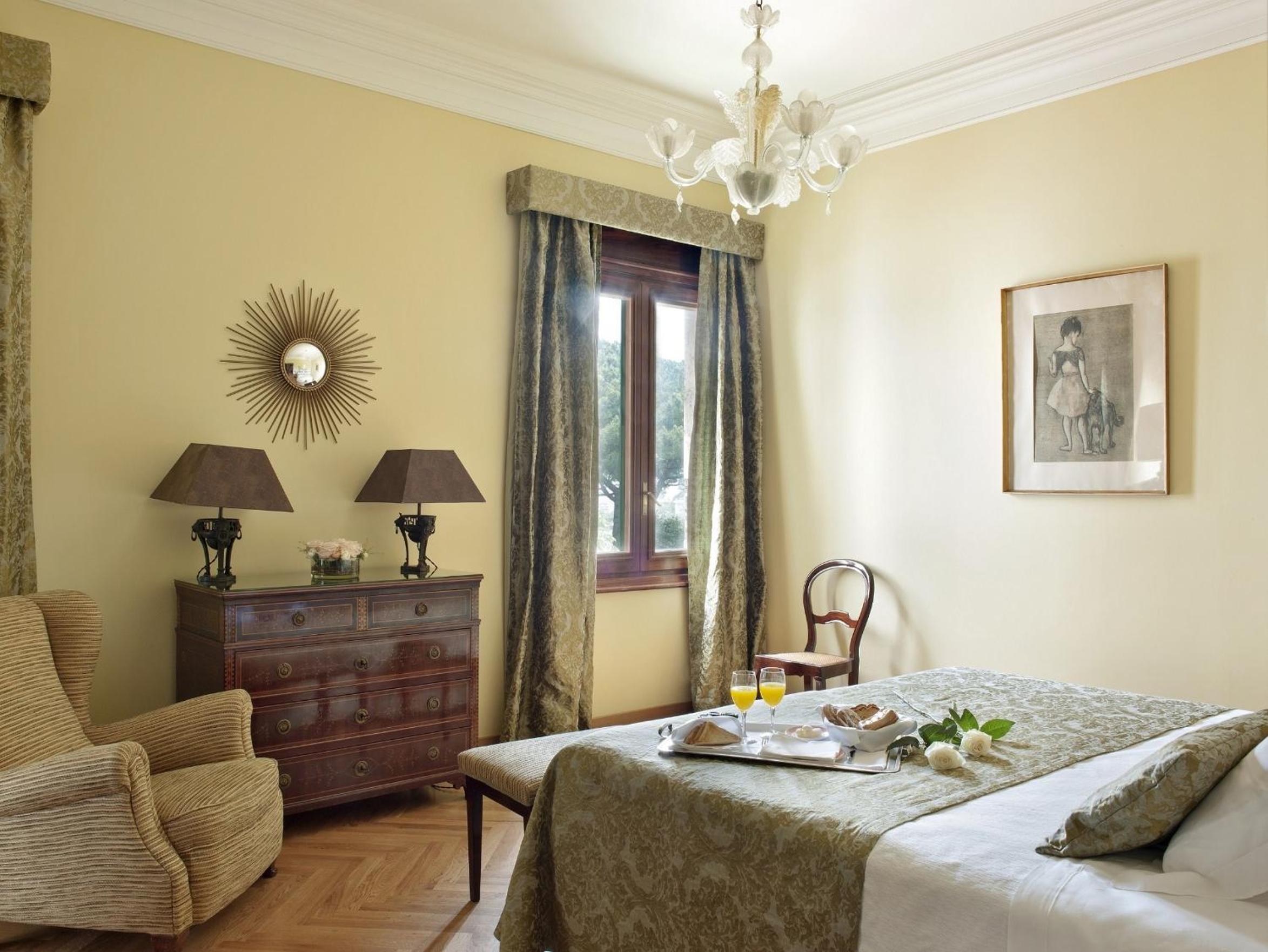 Habitación Doble Clásica con Cama Extra y Acceso al Spa