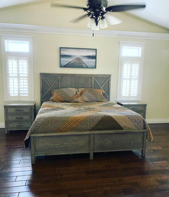 Five-Bedroom House photo 1