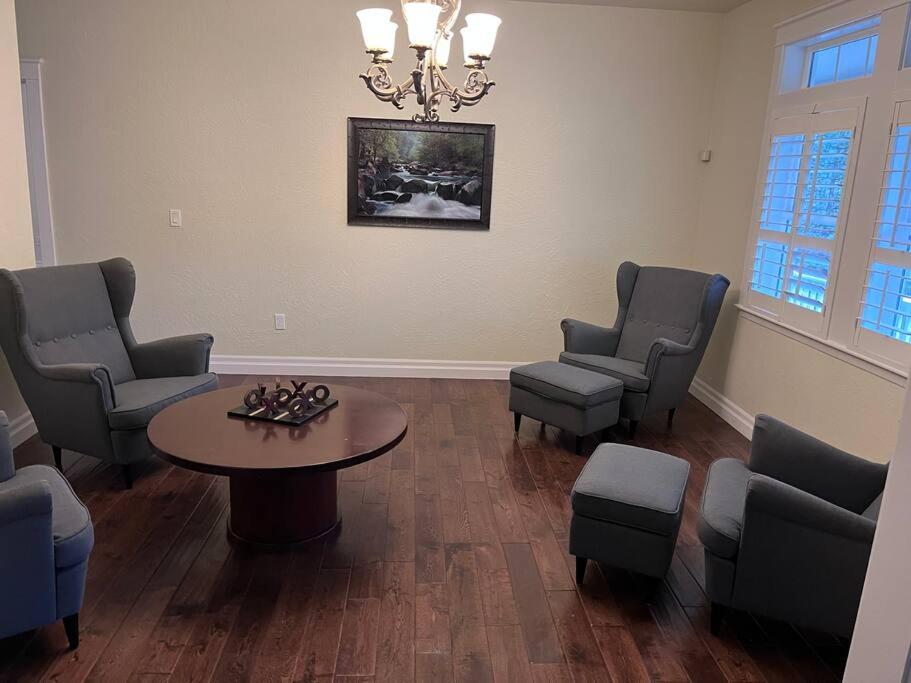 Five-Bedroom House photo 3