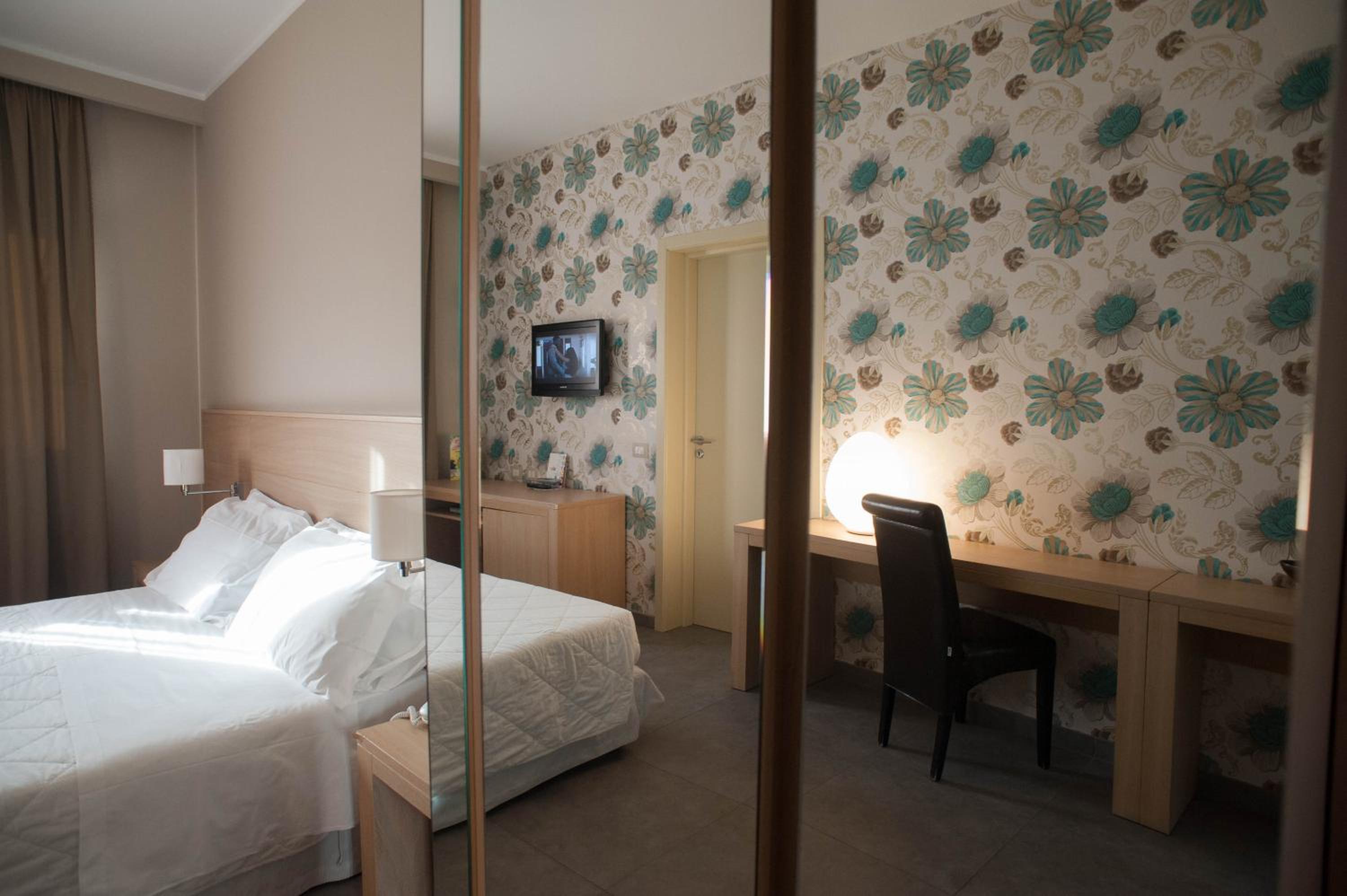 Double or Twin Room - Photo 4