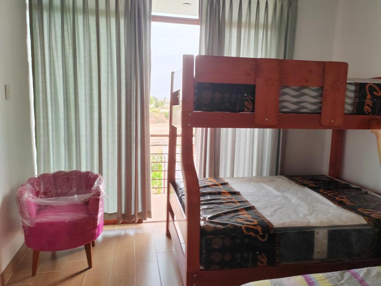 Five-Bedroom House photo 1