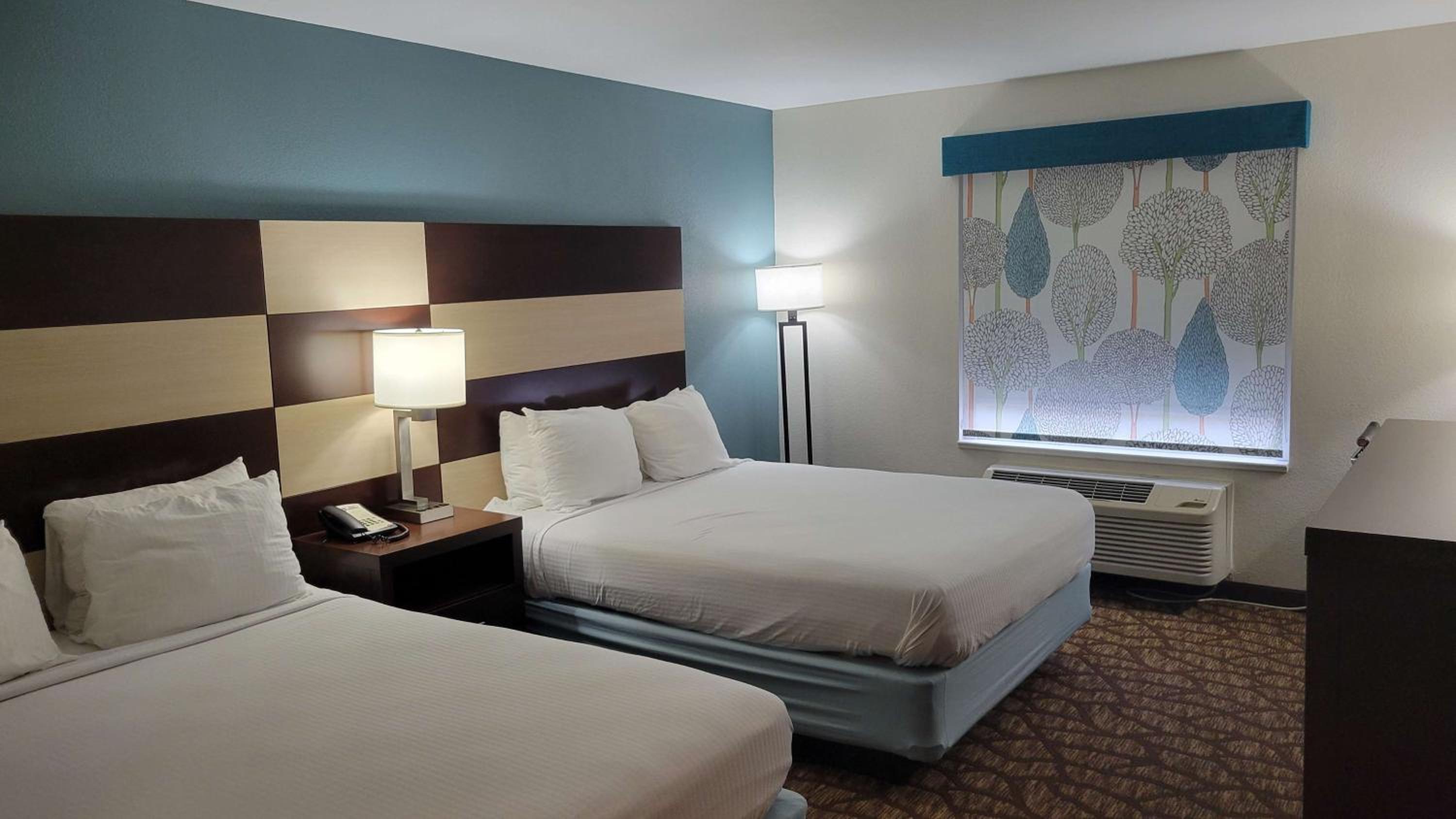 Queen Room with Two Queen Beds - Non-Smoking - Photo 2