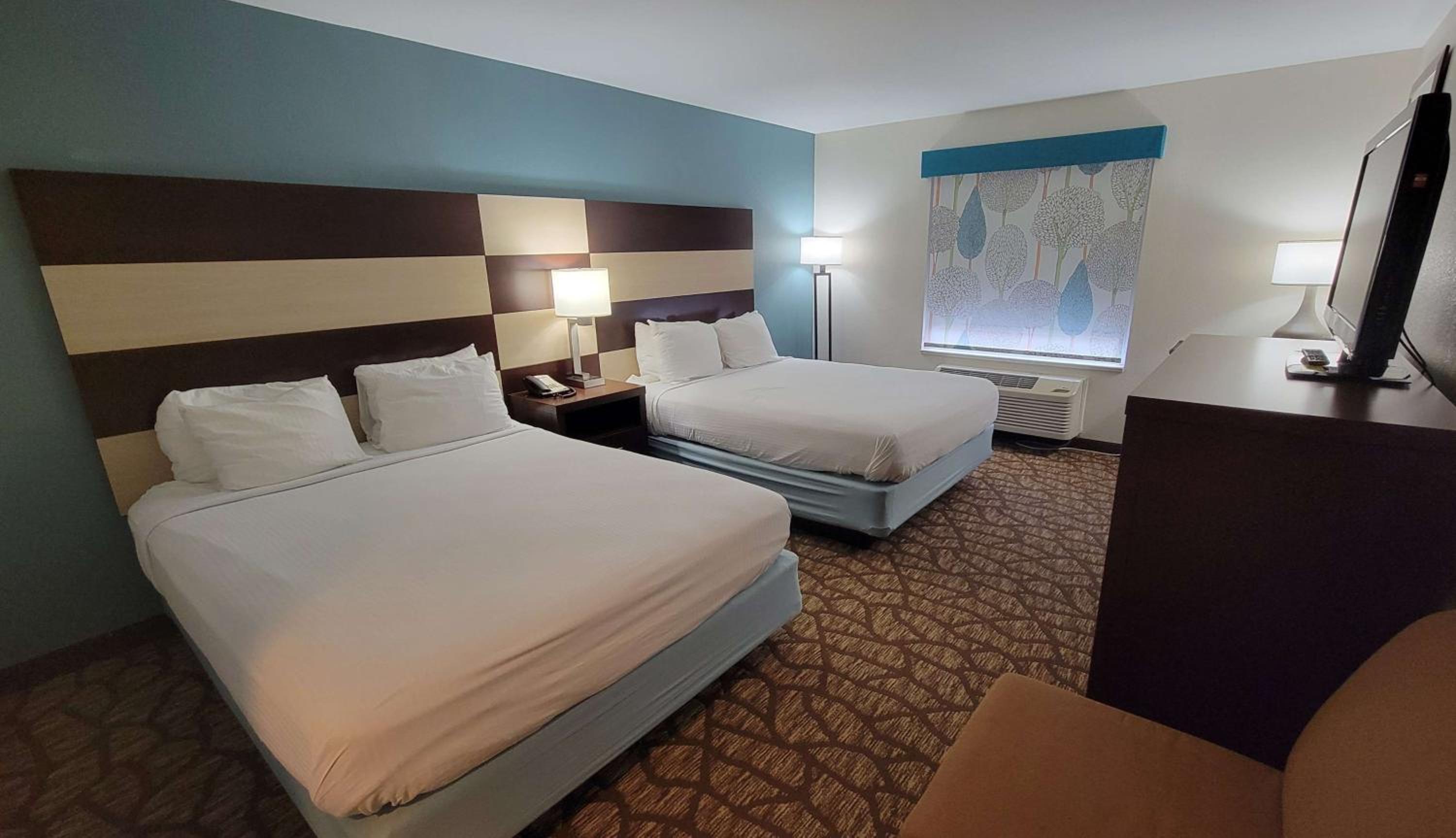 Queen Room with Two Queen Beds - Non-Smoking - Photo 1