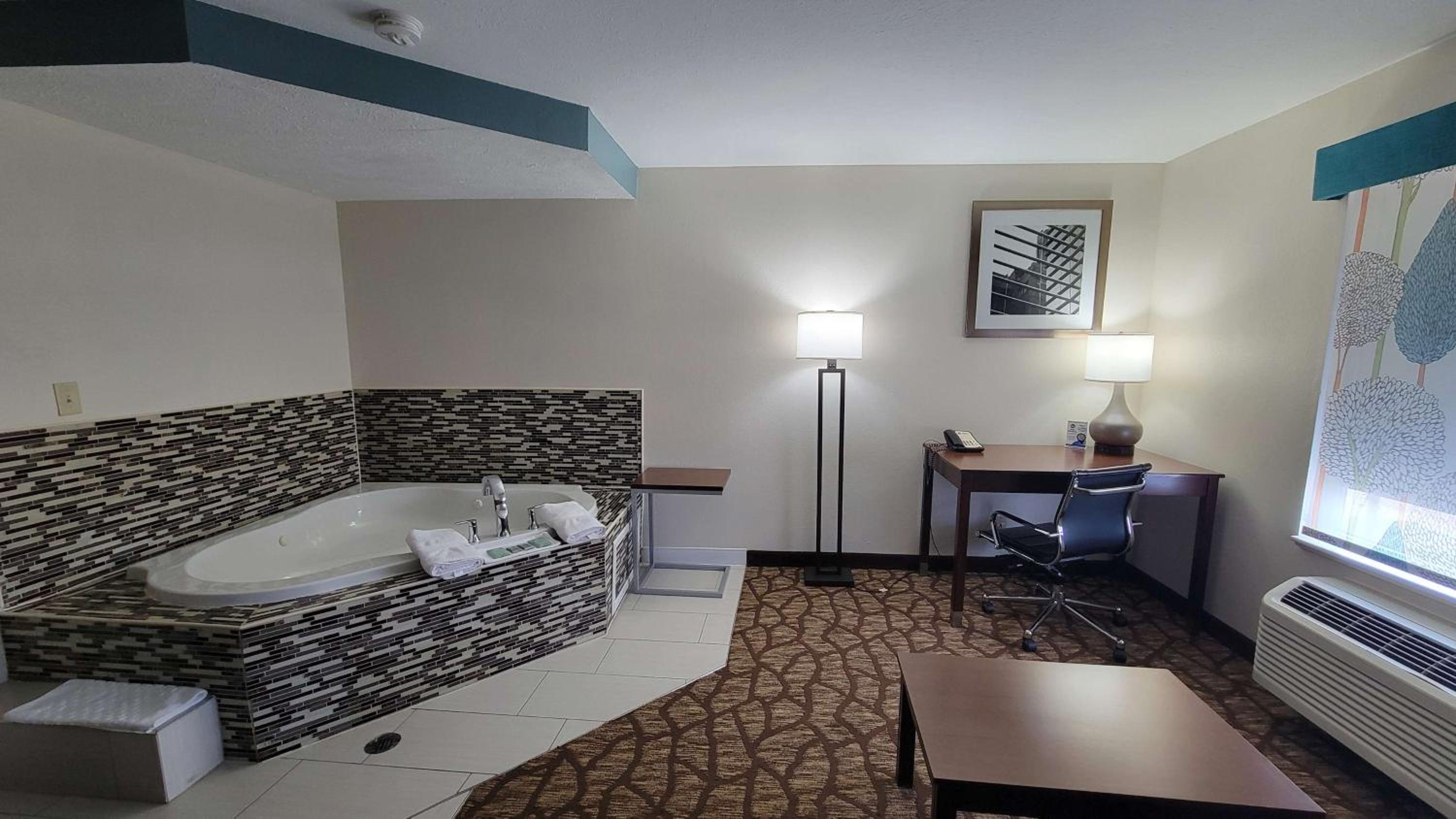 Queen Suite with Spa Bath - Non-Smoking - Photo 1