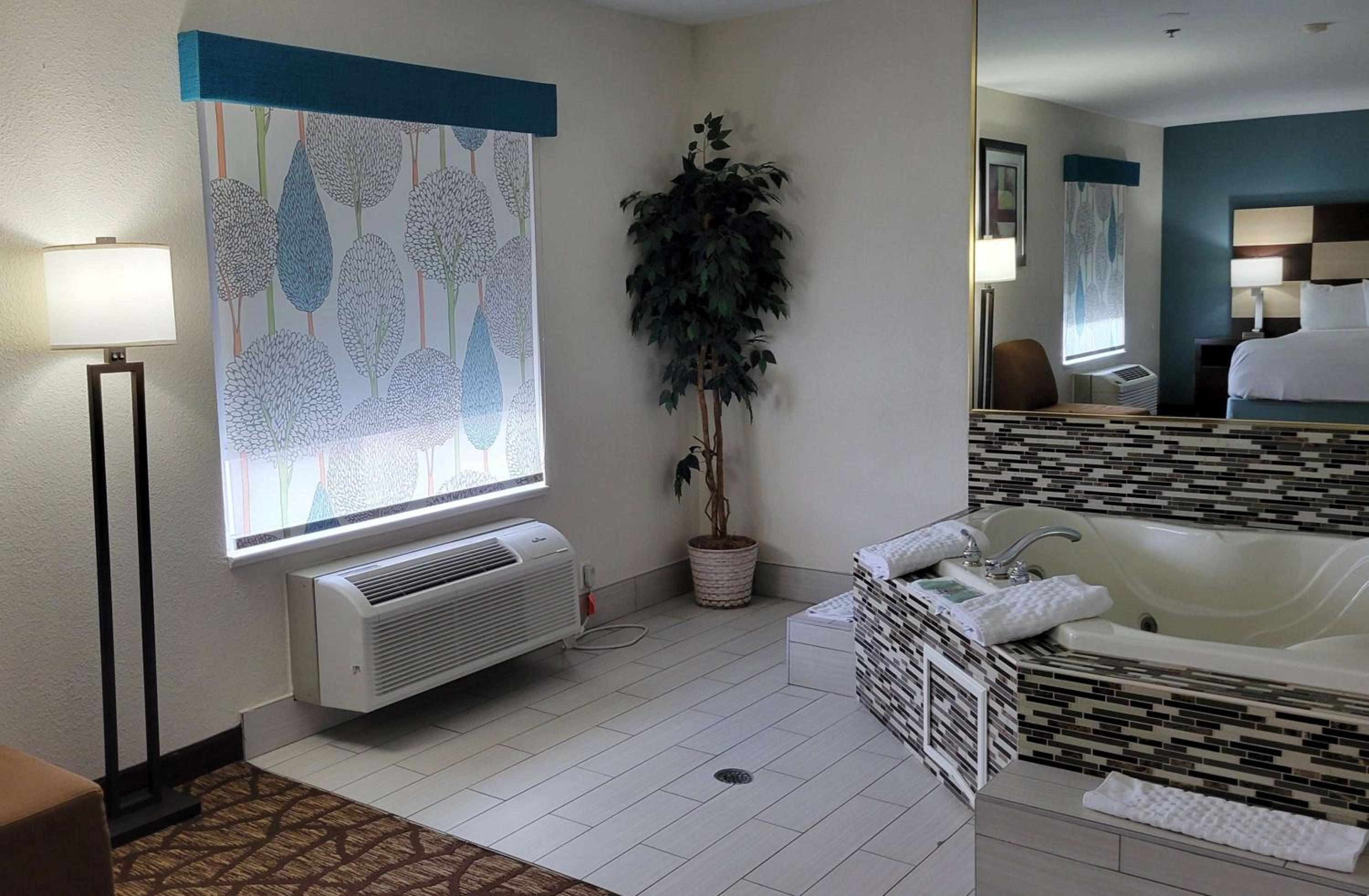 King Suite with Whirlpool - Non-Smoking - Photo 4