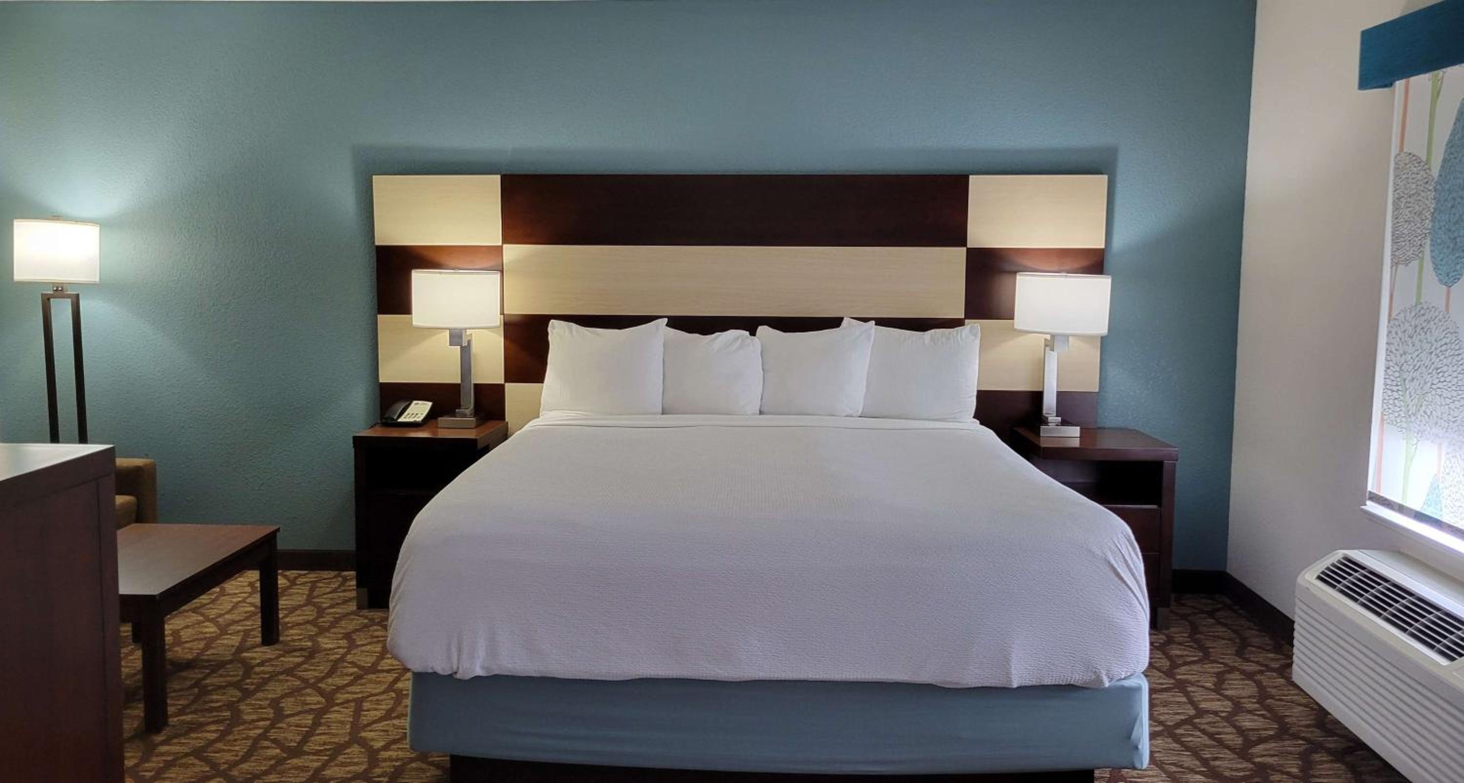 King Suite with Whirlpool - Non-Smoking - Photo 1