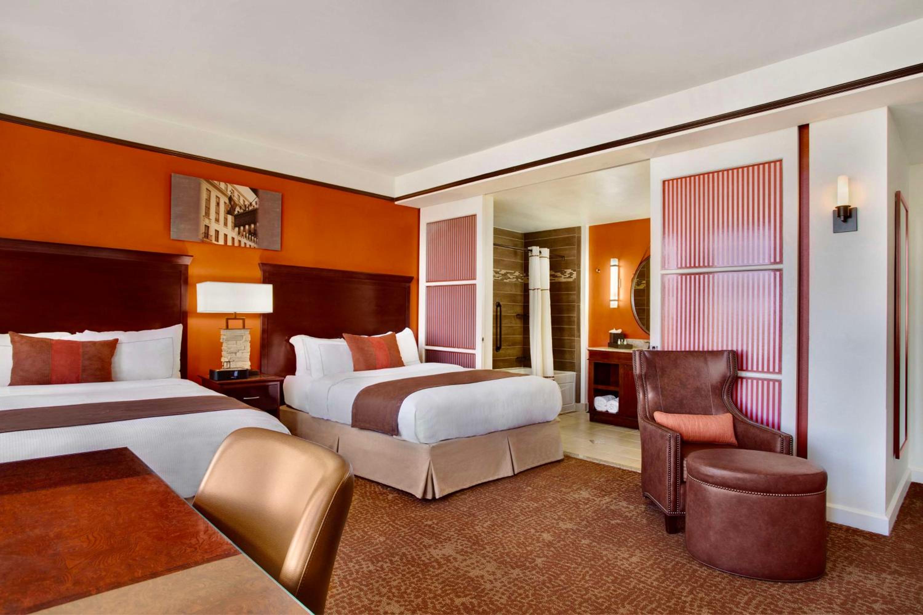 Queen Room with Alamo View - Photo 9
