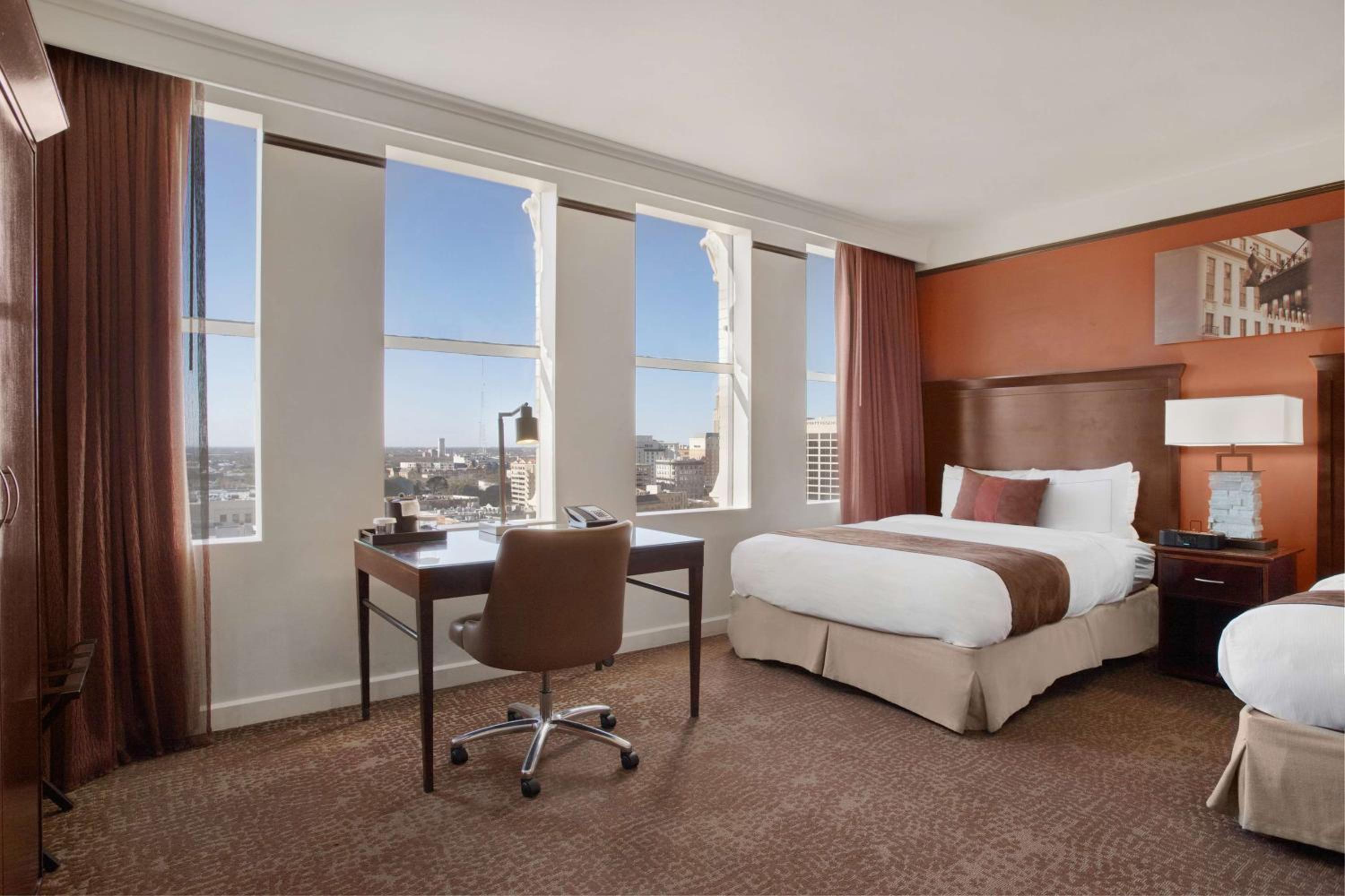 Queen Room with Alamo View - Photo 4