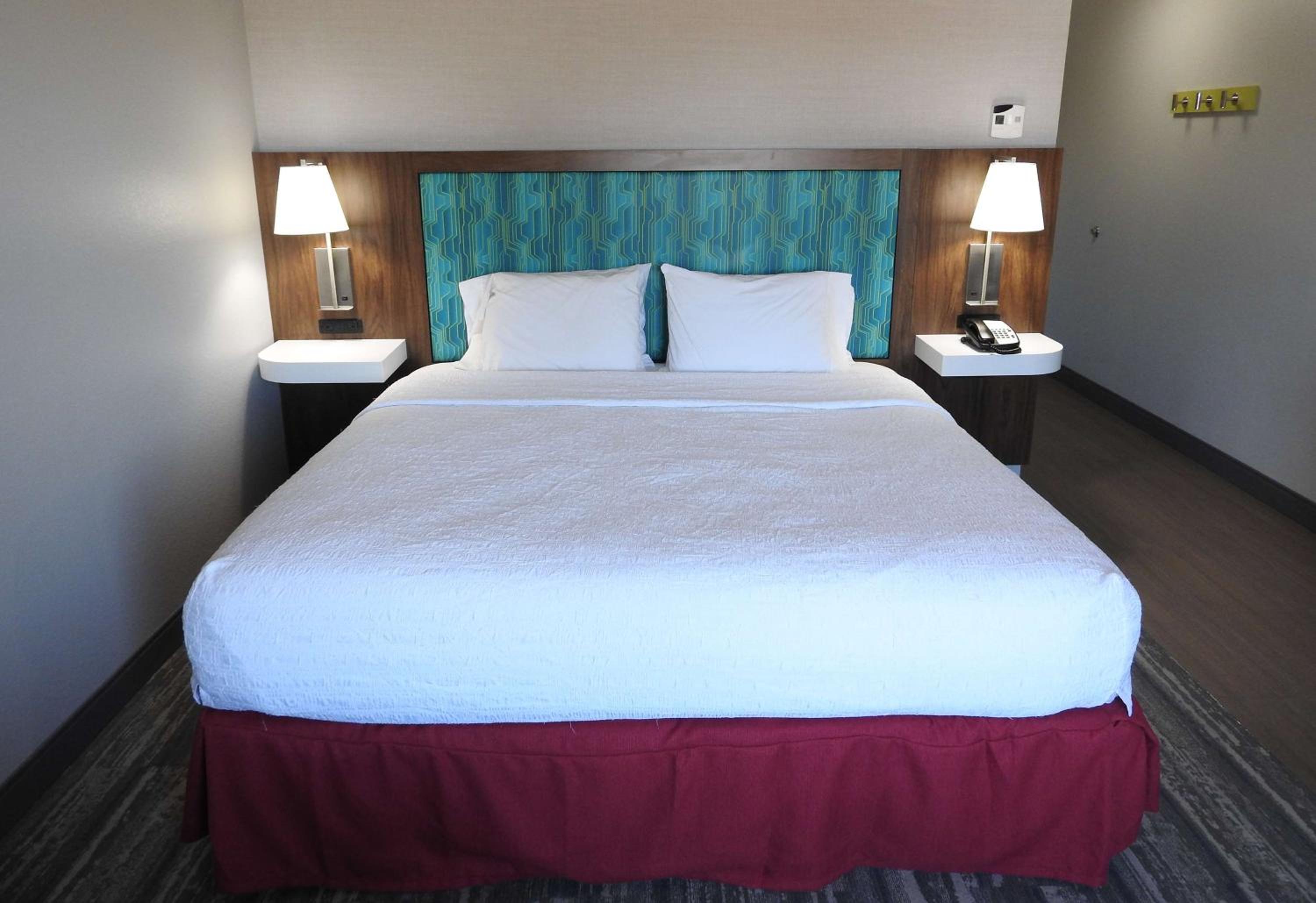King Room with King Bed - Non-Smoking - Photo 4