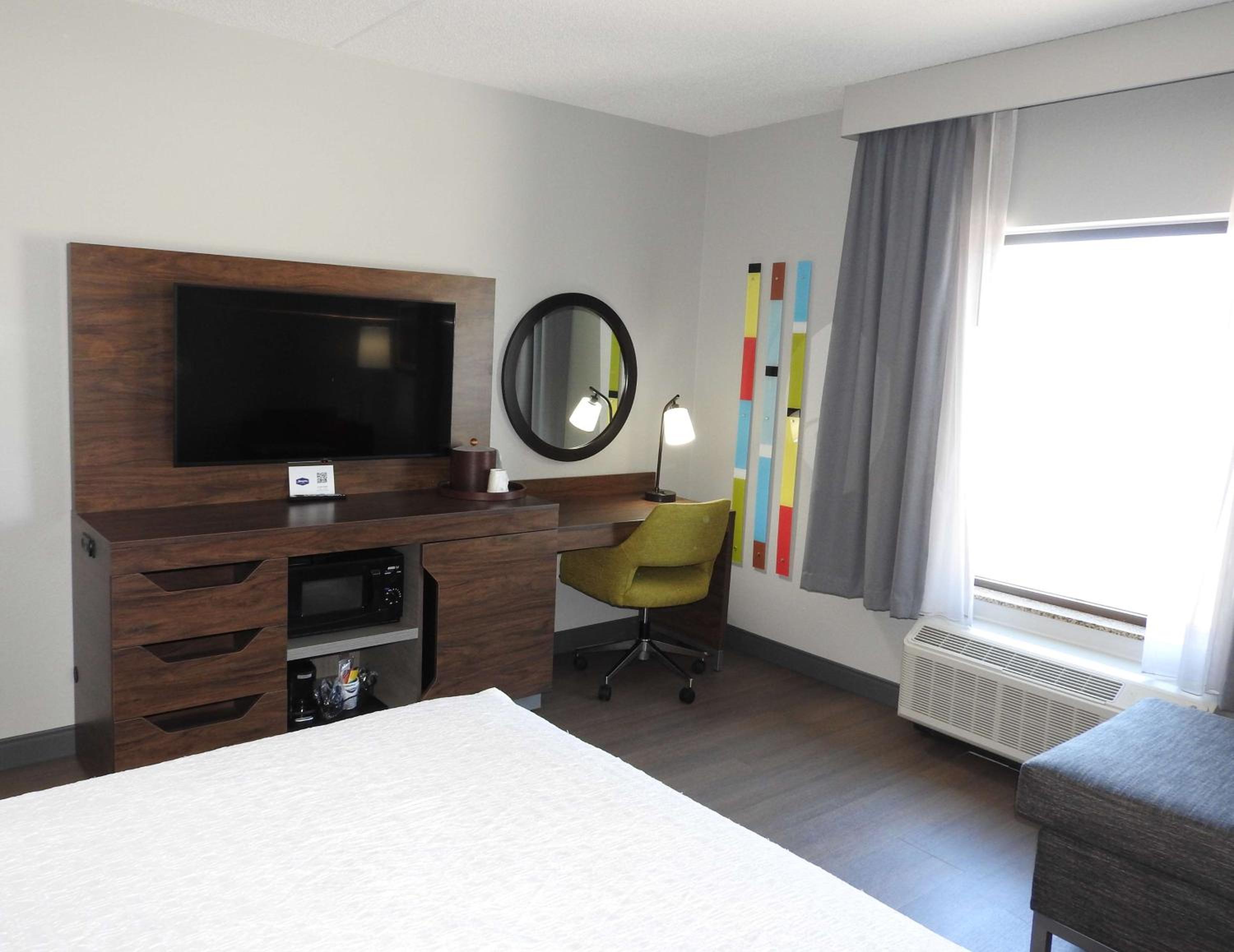 King Room with King Bed - Non-Smoking - Photo 3