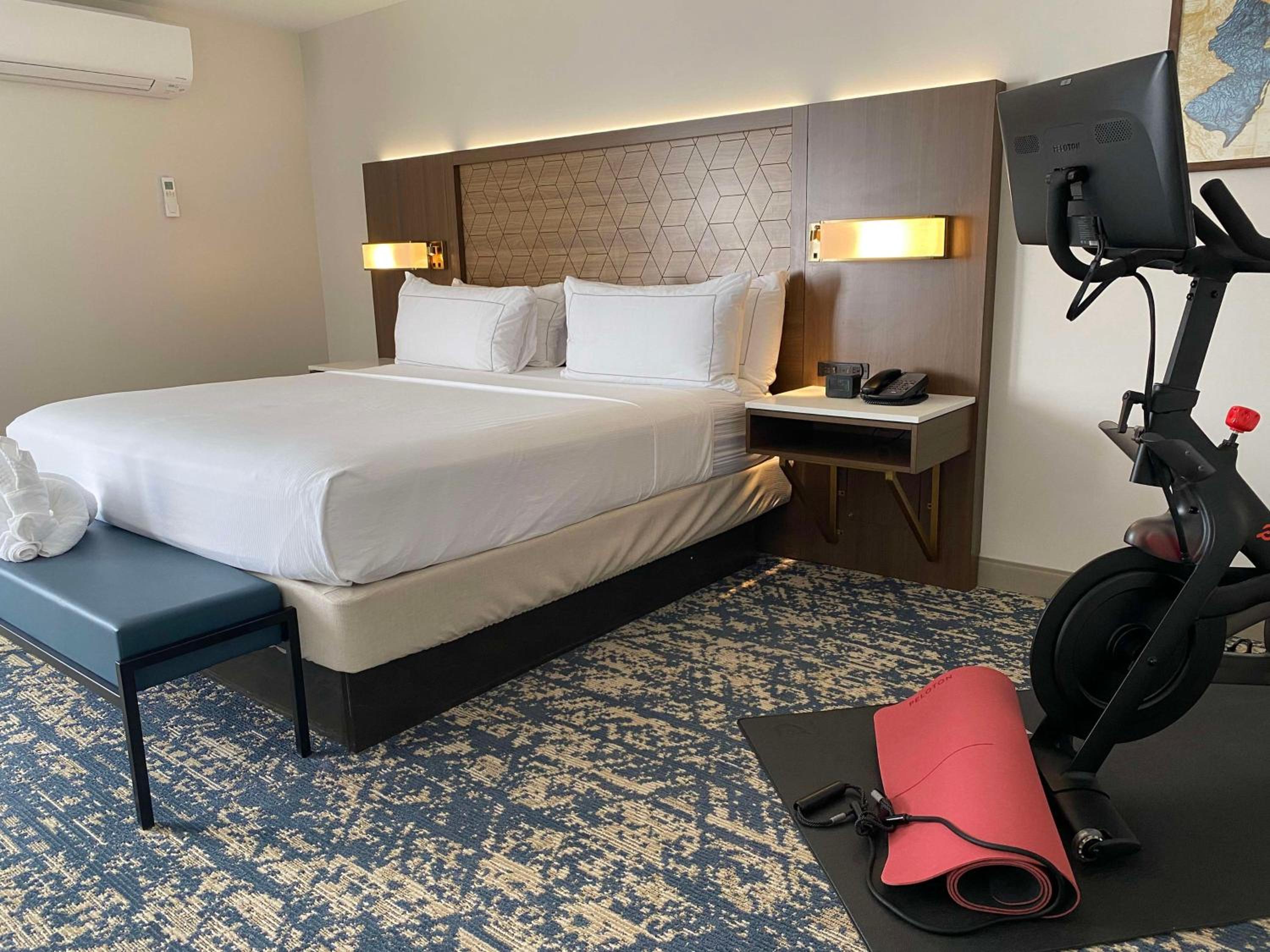 King Junior Suite With Peloton Bike - Photo 2