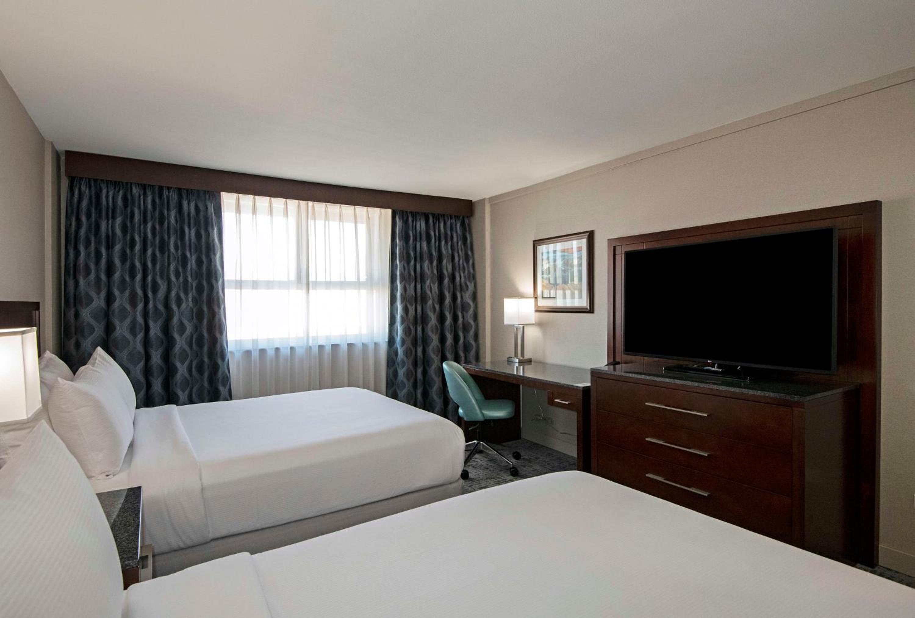 Queen Room with Two Queen Beds - Non-Smoking - Photo 8