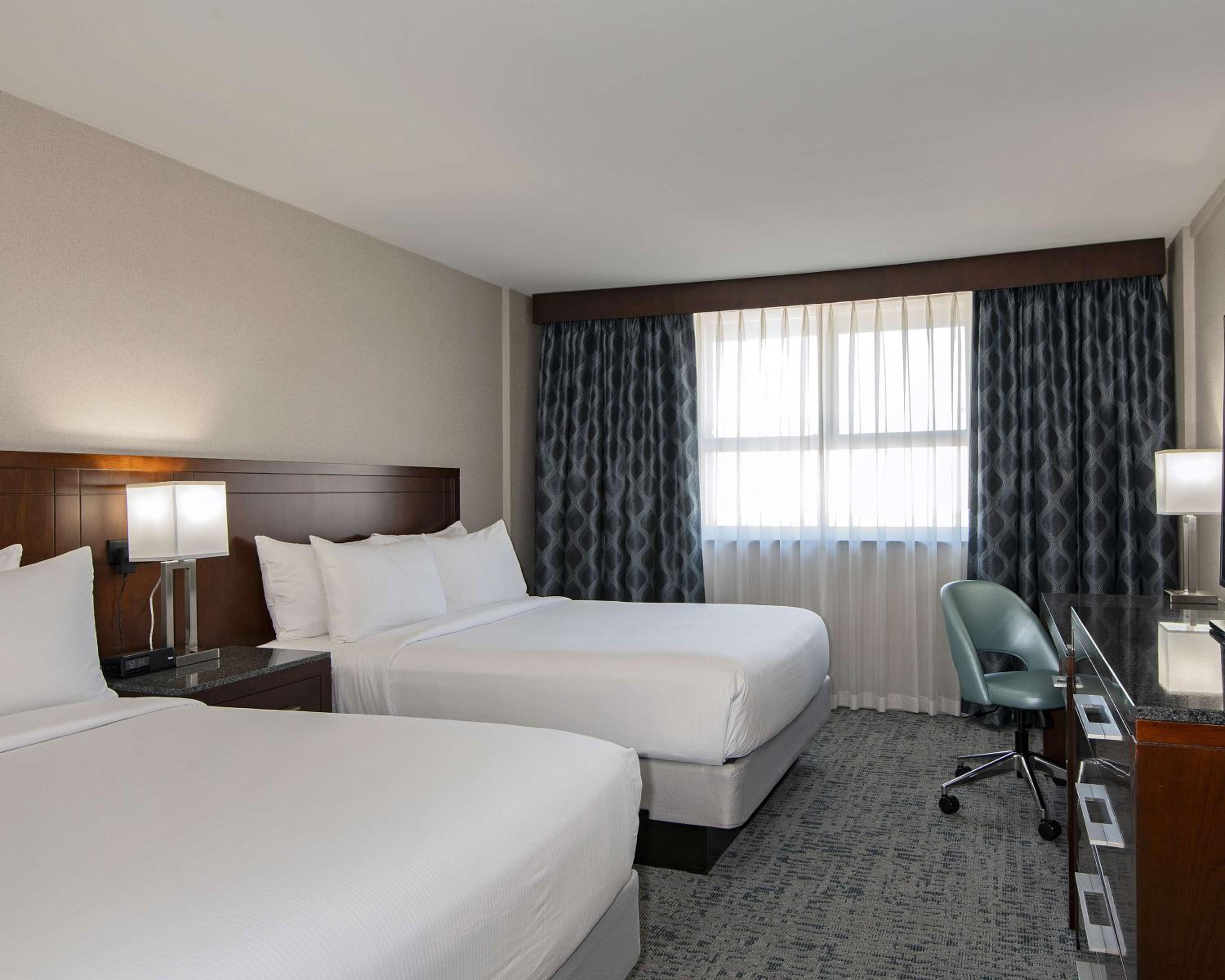 Queen Room with Two Queen Beds - Non-Smoking - Photo 7