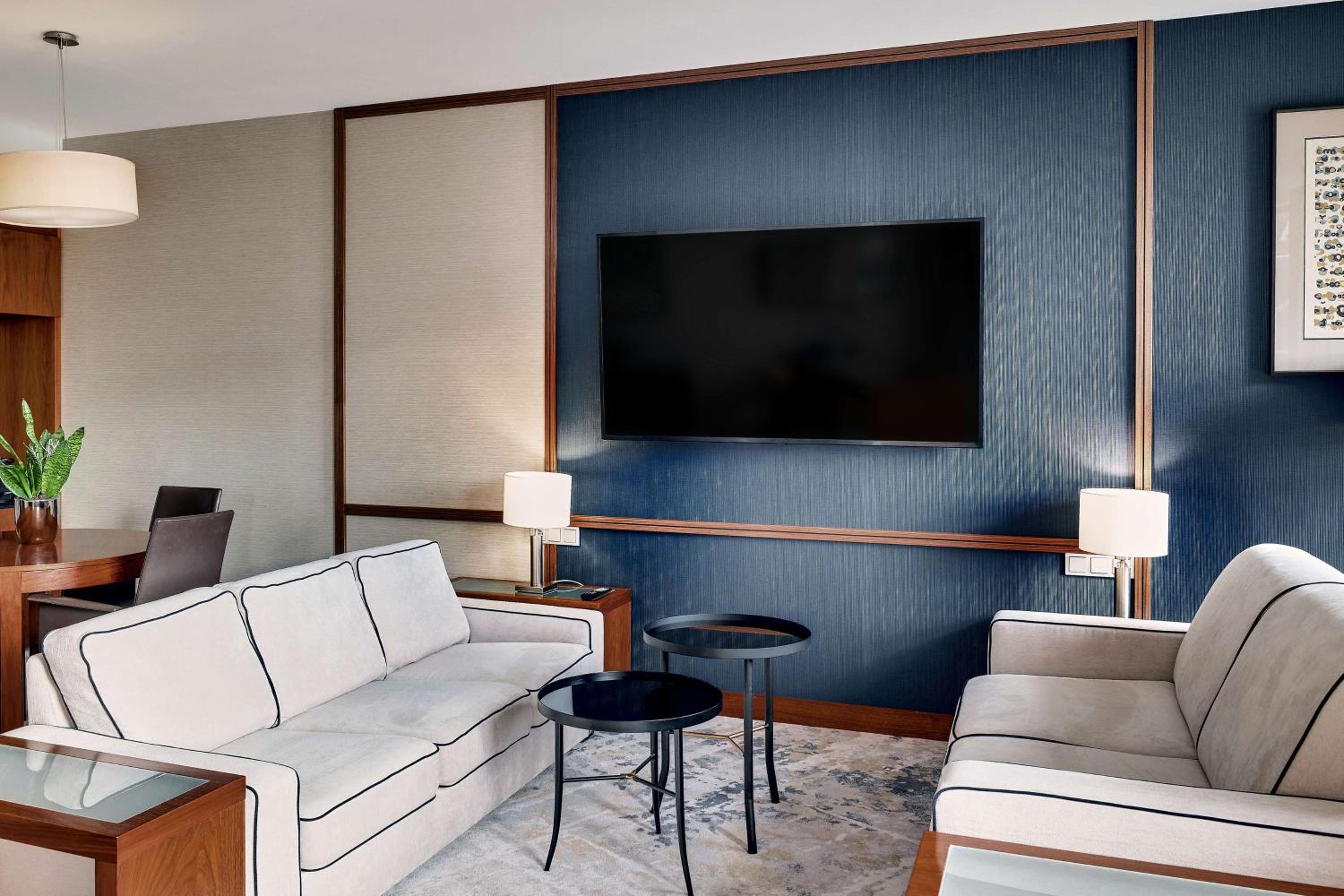 King Suite with River View  - Photo 3
