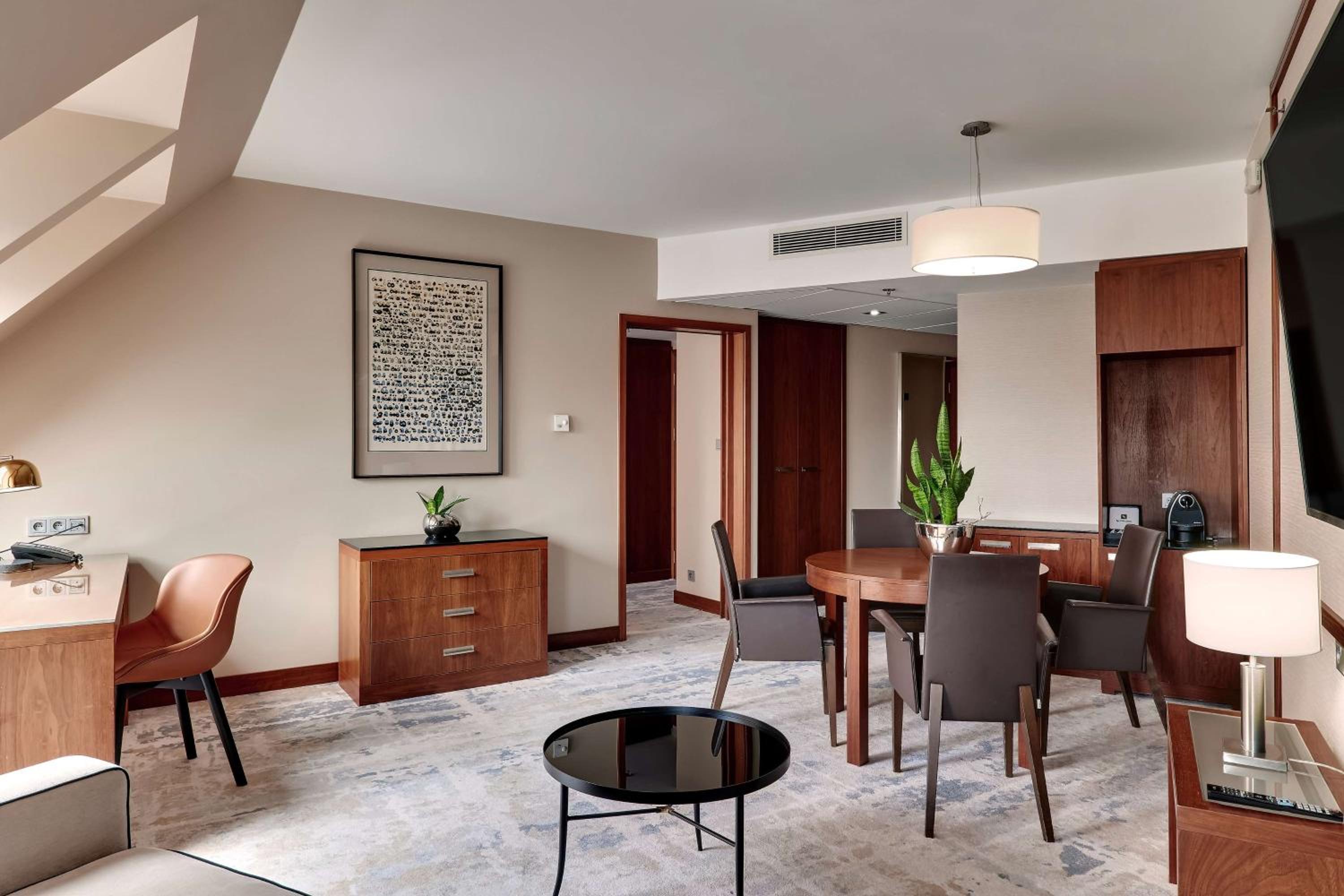 King Suite with River View  - Photo 5