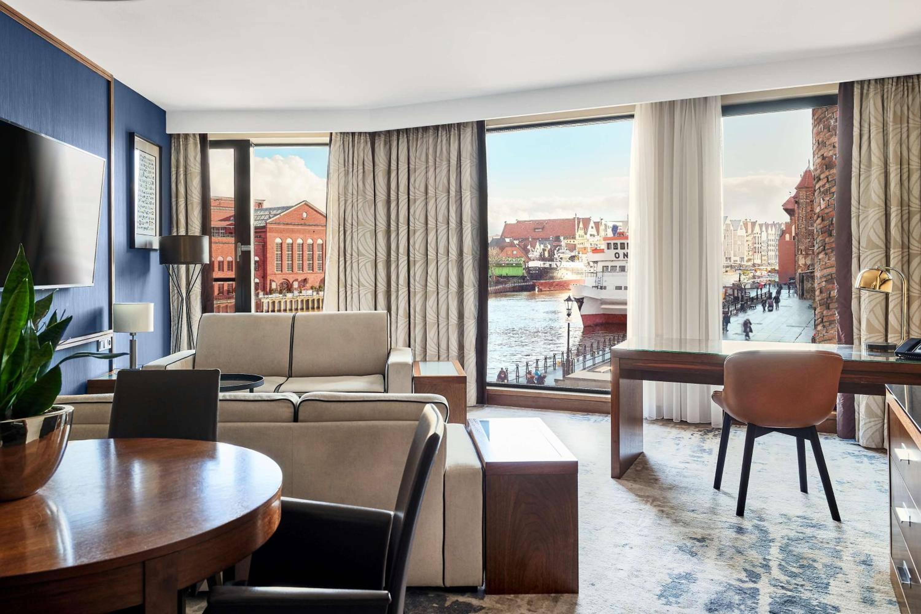 King Suite with River View  - Photo 6