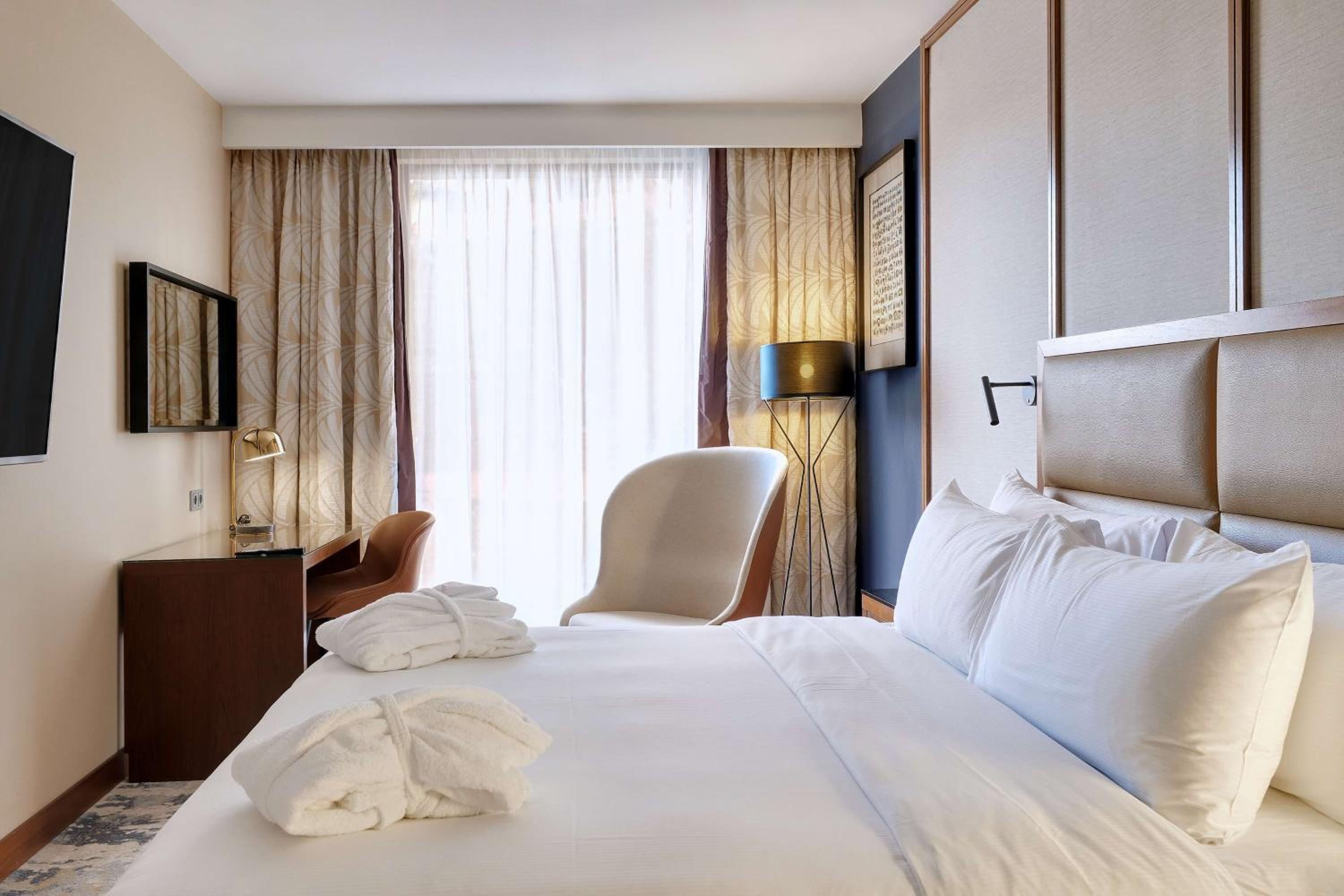 King Suite with River View  - Photo 13