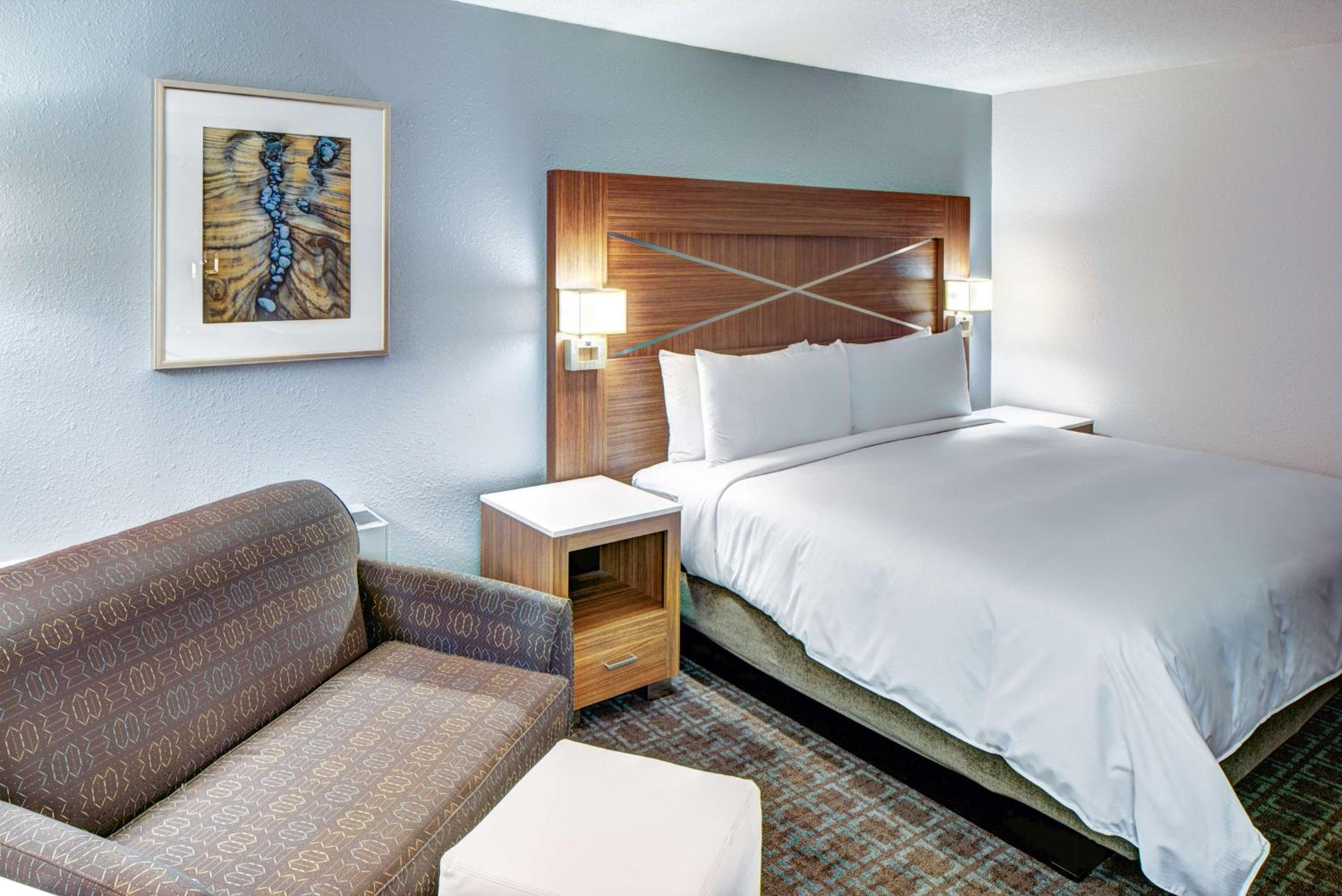 King Room - Non-Smoking - Photo 4