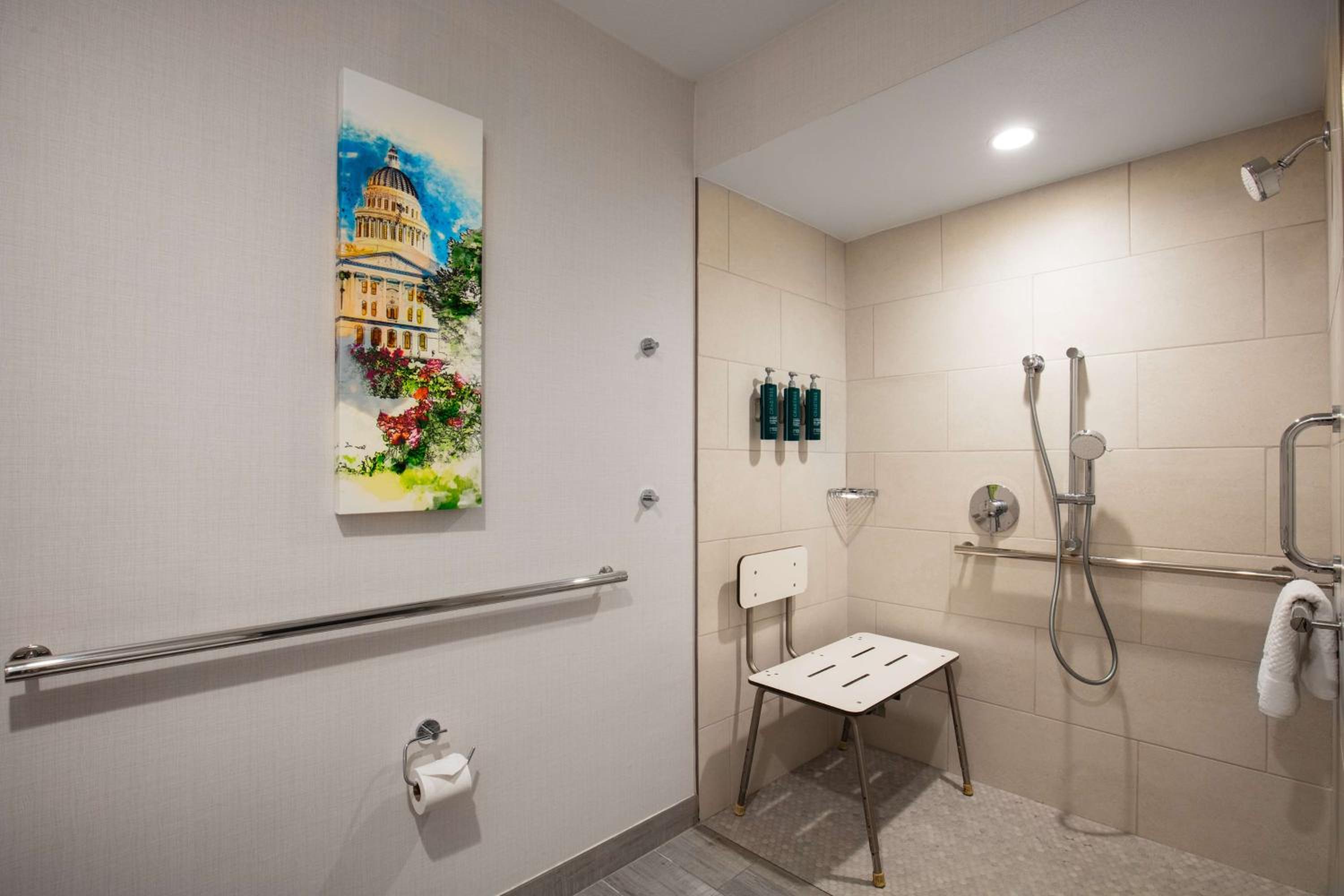 Queen Room with Two Queen Beds with Roll-In Shower - Disability Access/Non- Smoking - Photo 5