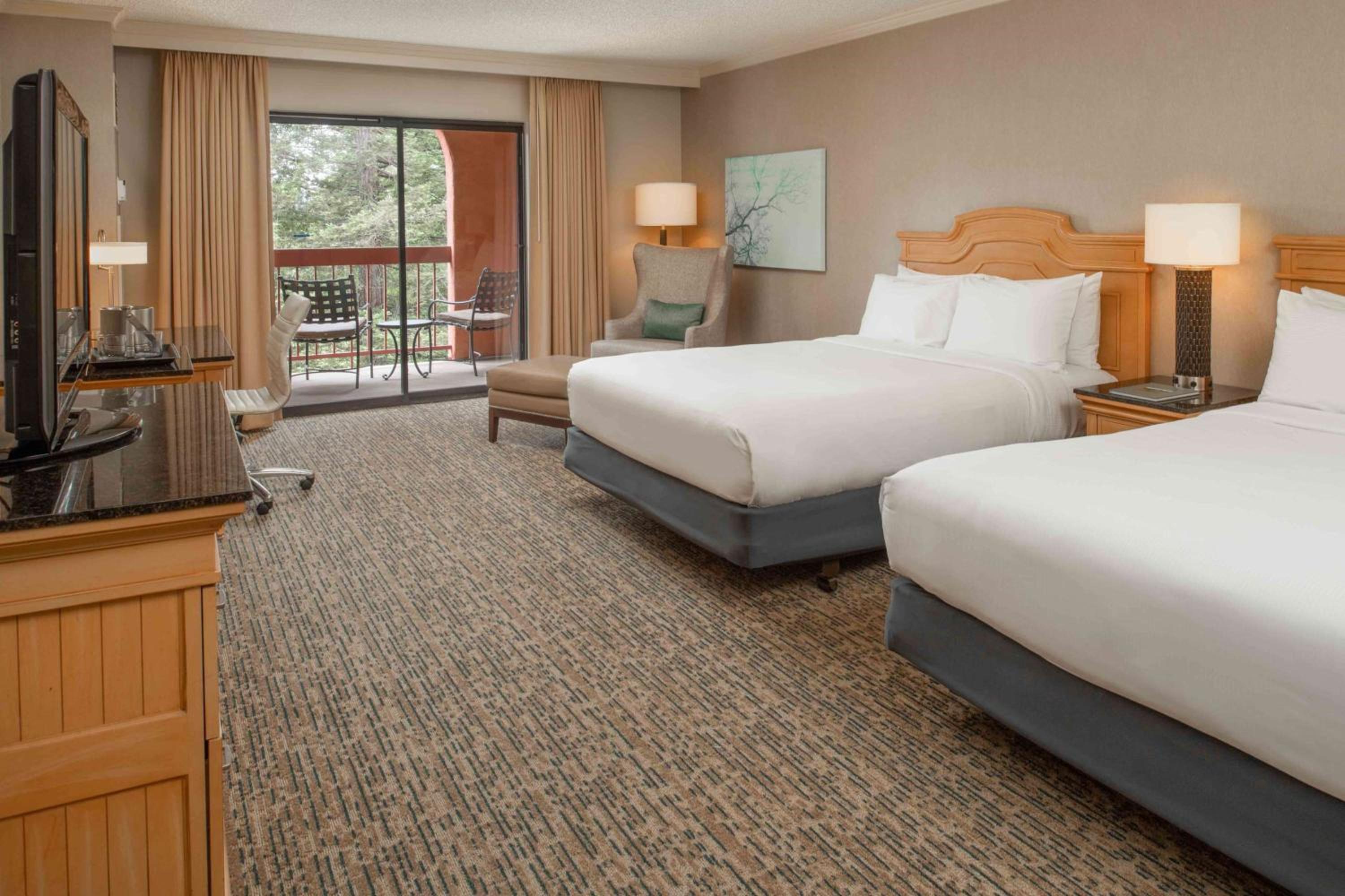 Queen Room with Two Queen Beds and Balcony - View - Photo 2