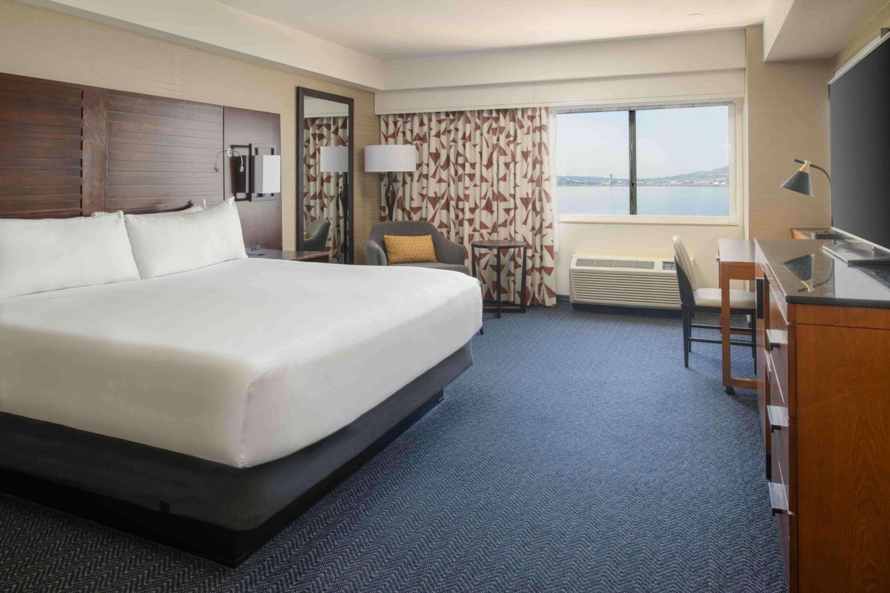 Non-Smoking Bay View King Room - Photo 2