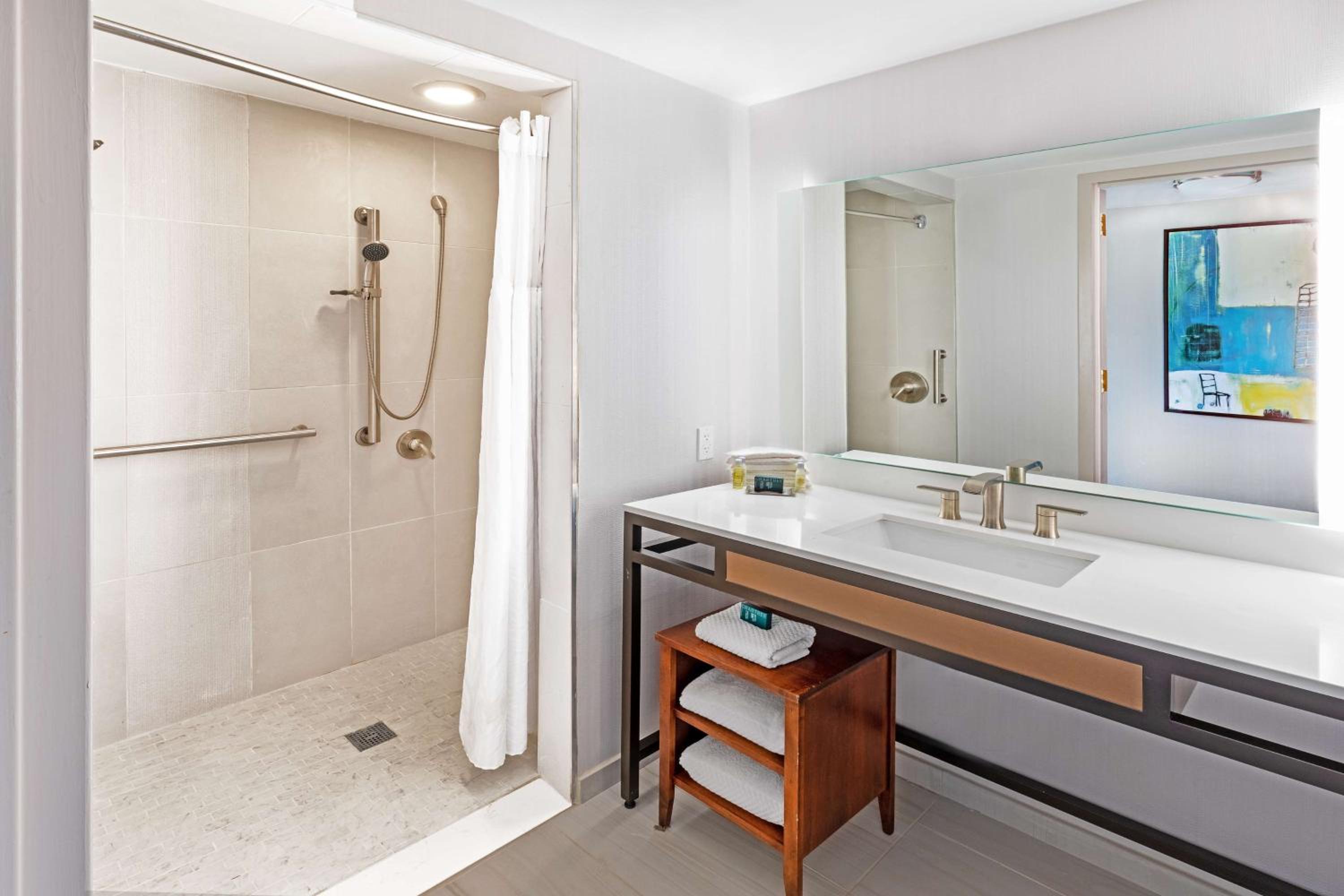 King Room with Roll-In Shower - Disability Access - Photo 2