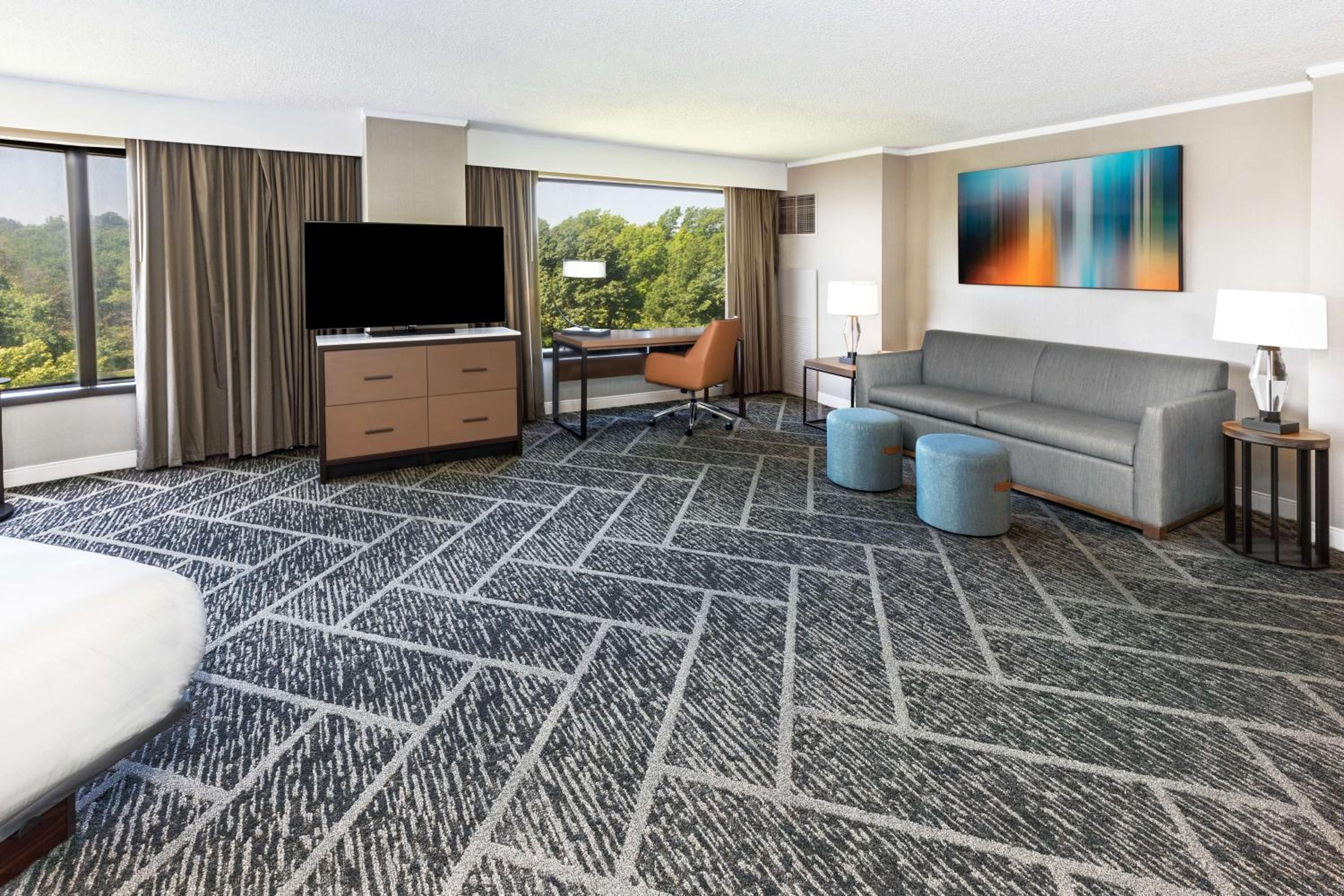 Junior King Suite with Seating Area - Photo 2