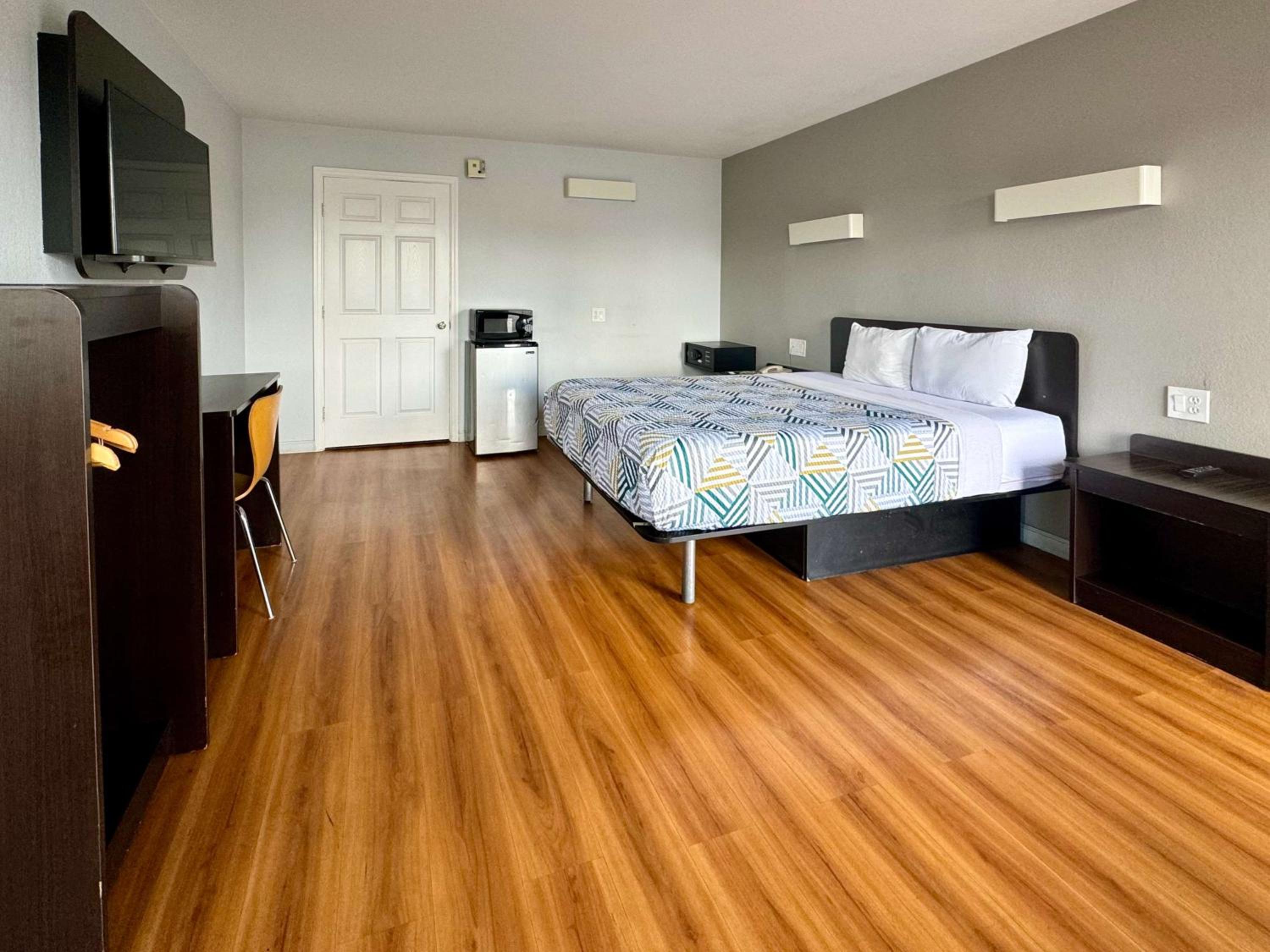 Queen Room - Disability Access - Non-Smoking - Photo 3