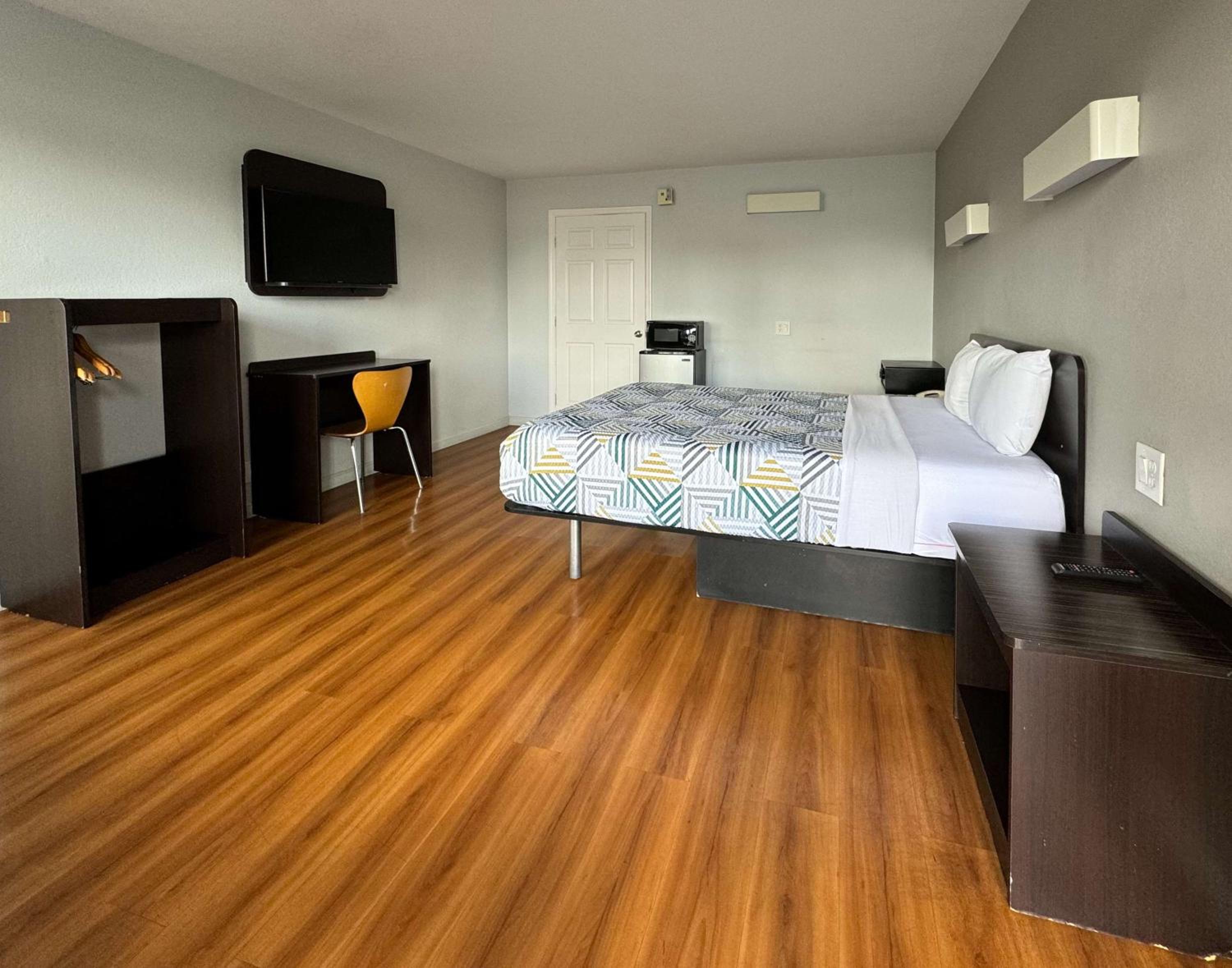 Queen Room - Disability Access - Non-Smoking - Photo 2