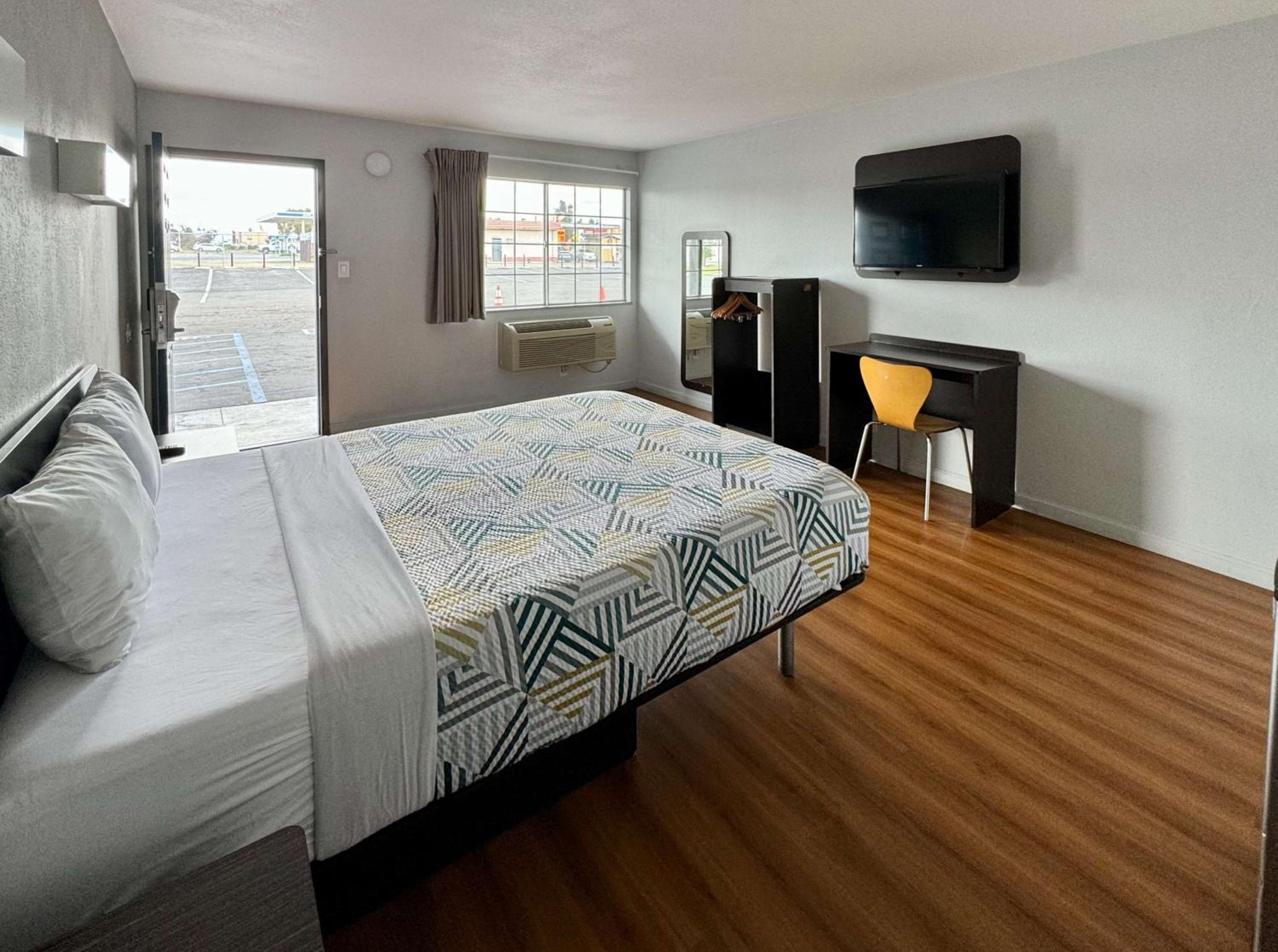 Queen Room - Disability Access - Non-Smoking - Photo 1