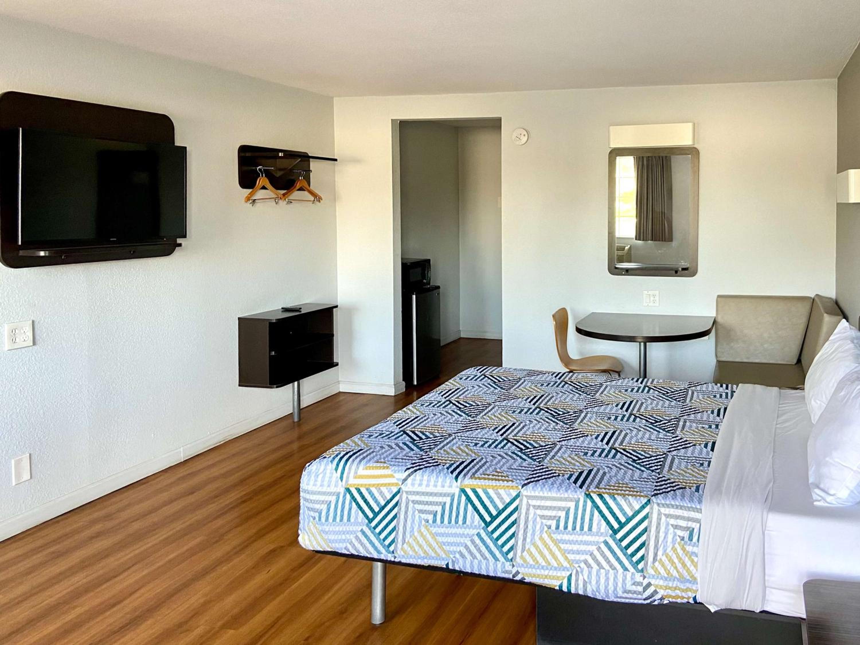 Deluxe Queen Room - Non-Smoking - Photo 1