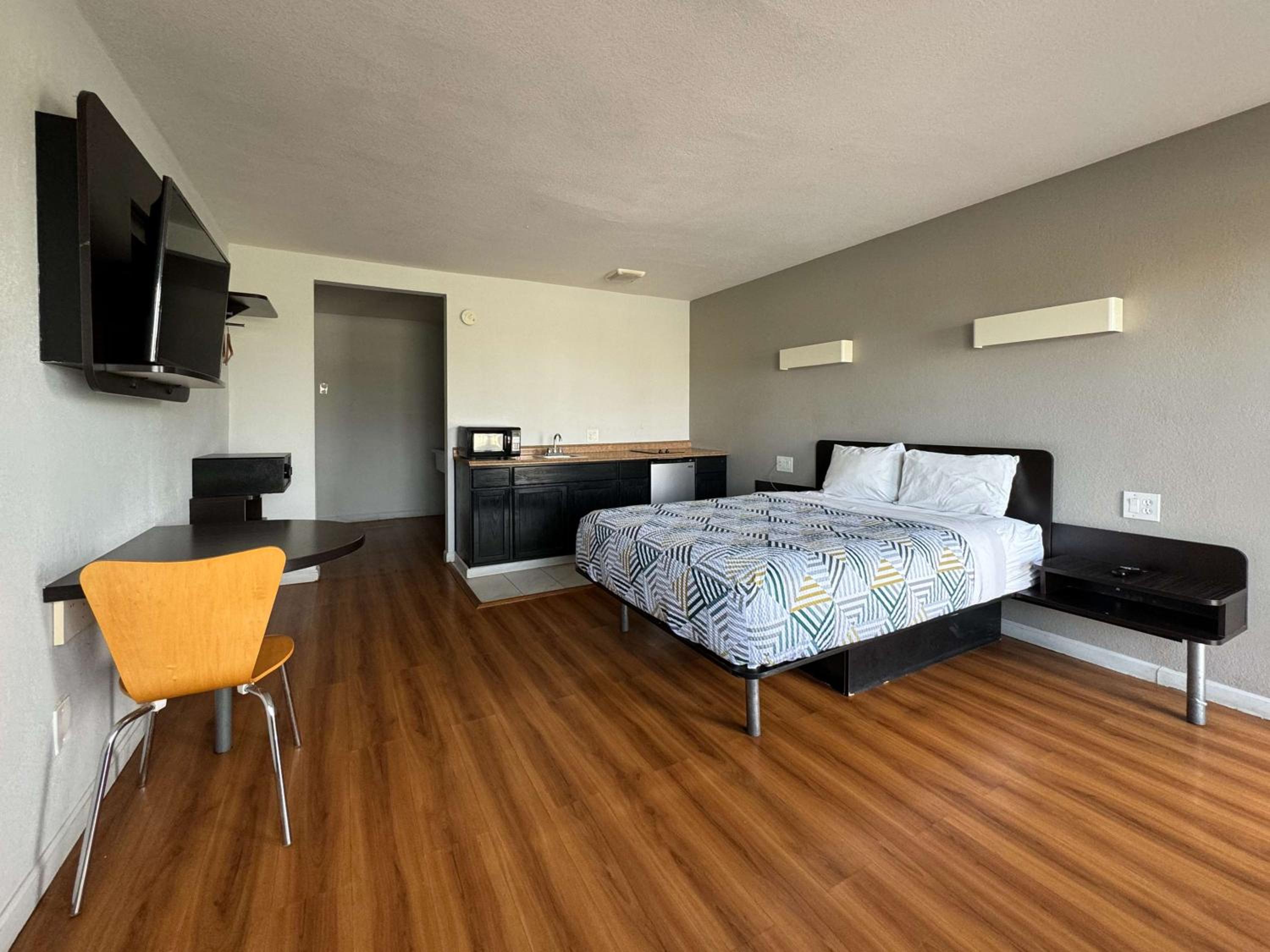 Deluxe Queen Room - Photo 6