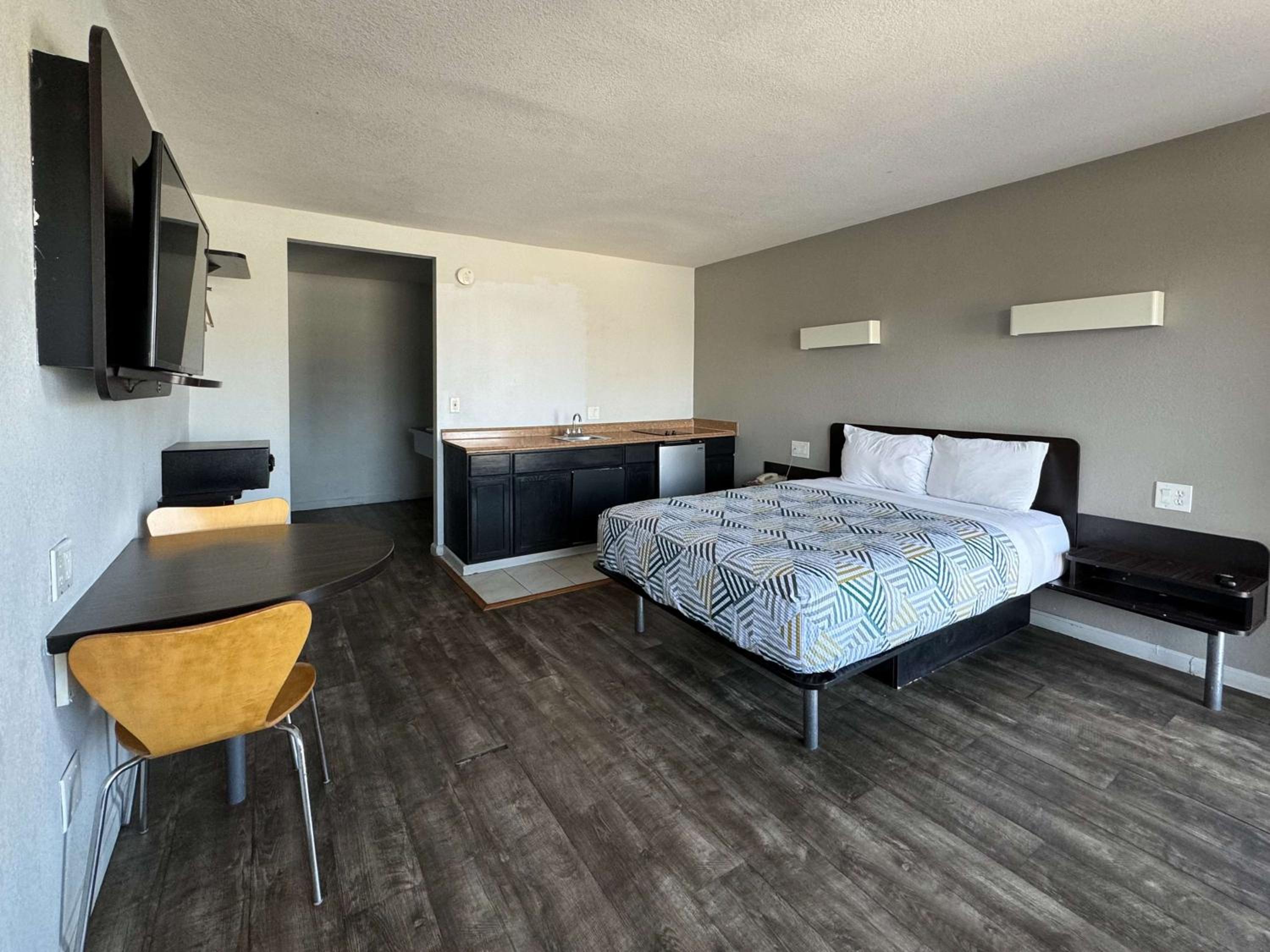 Deluxe Queen Room - Photo 7