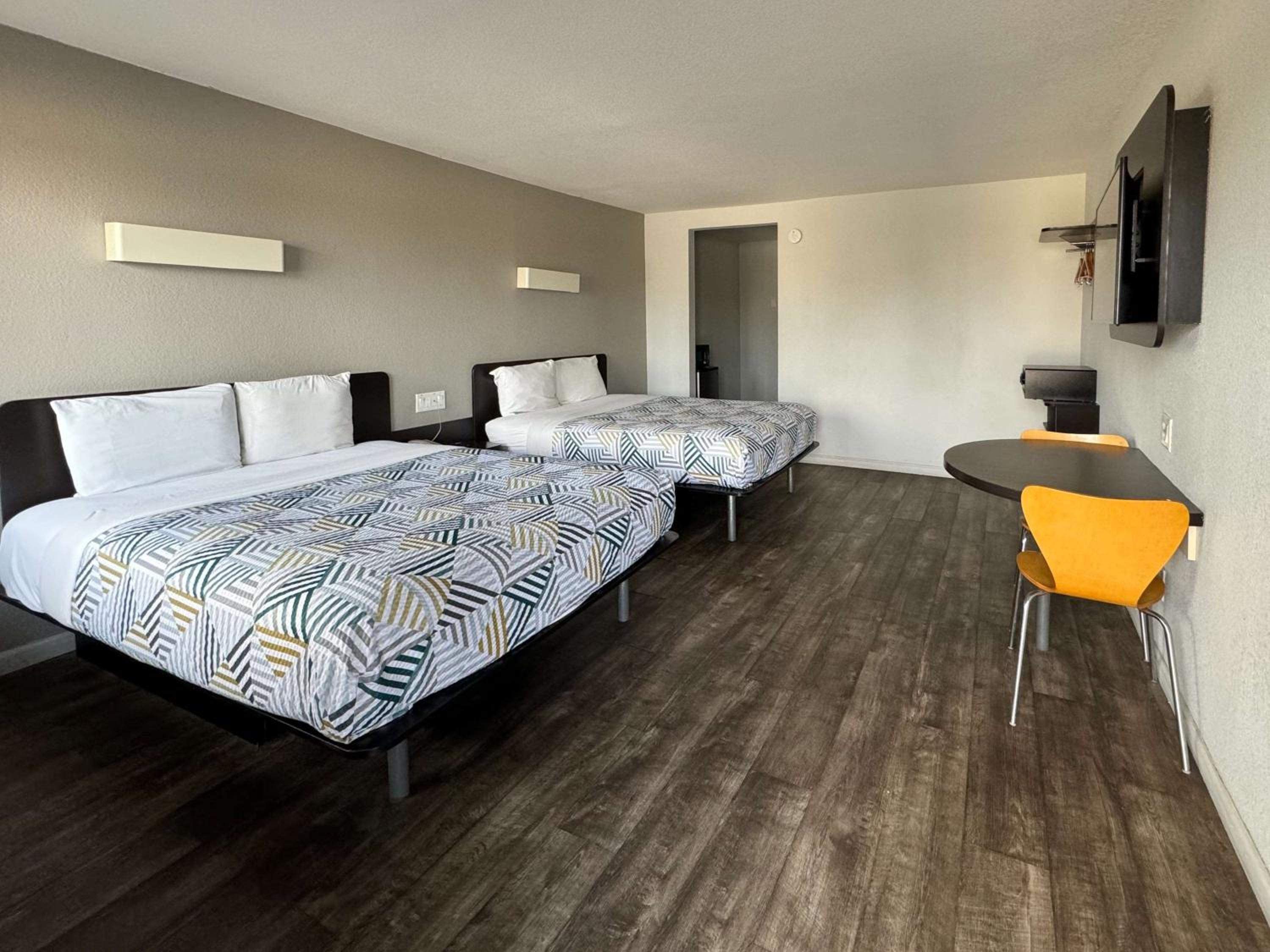 Deluxe Queen Room with Two Queen Beds - Non-Smoking - Photo 5
