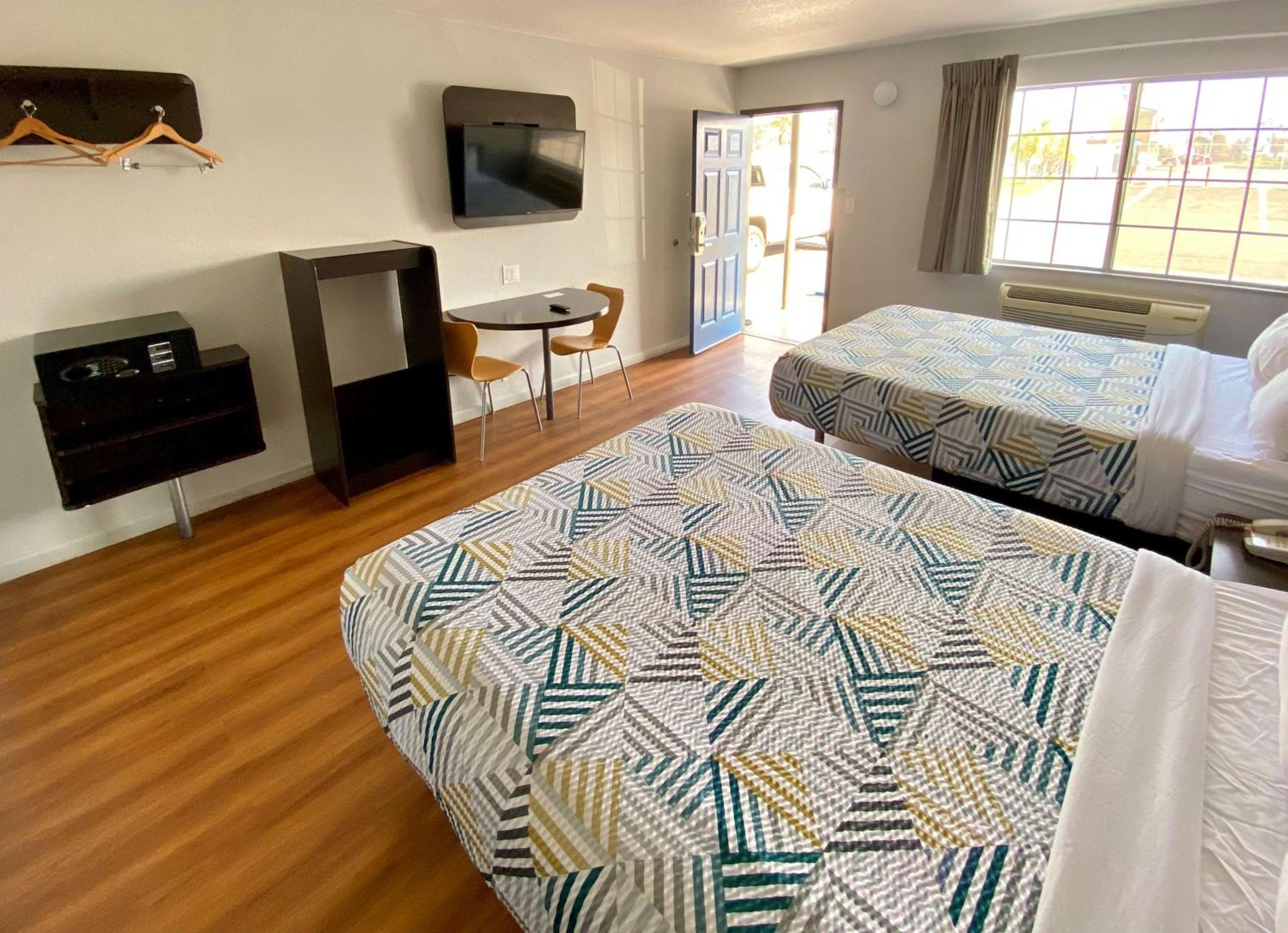 Queen Room with Two Queen Beds - Disability Access - Non-Smoking - Photo 5