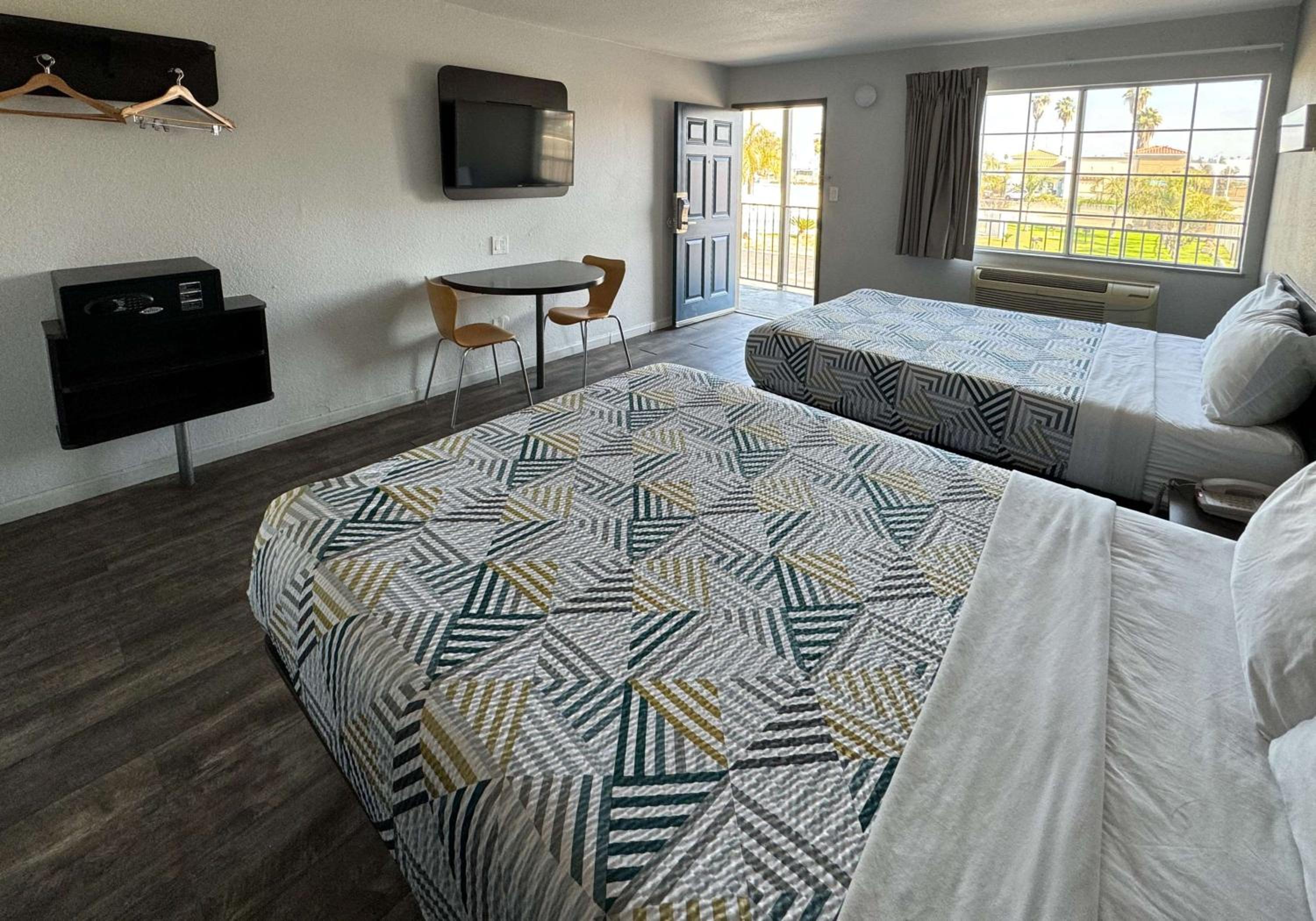 Deluxe Queen Room with Two Queen Beds - Non-Smoking - Photo 1